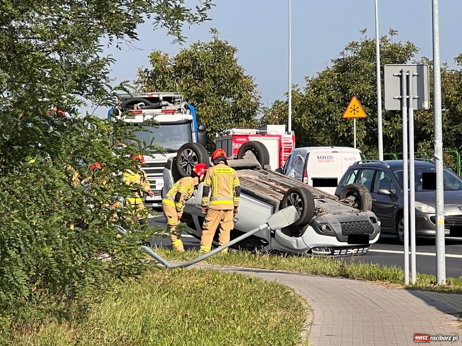 Zdjęcie w galerii na portalu naszraciborz.pl: Dachowanie dacii na Rybnickiej w Raciborzu [FOTO] wiadomości z regionu