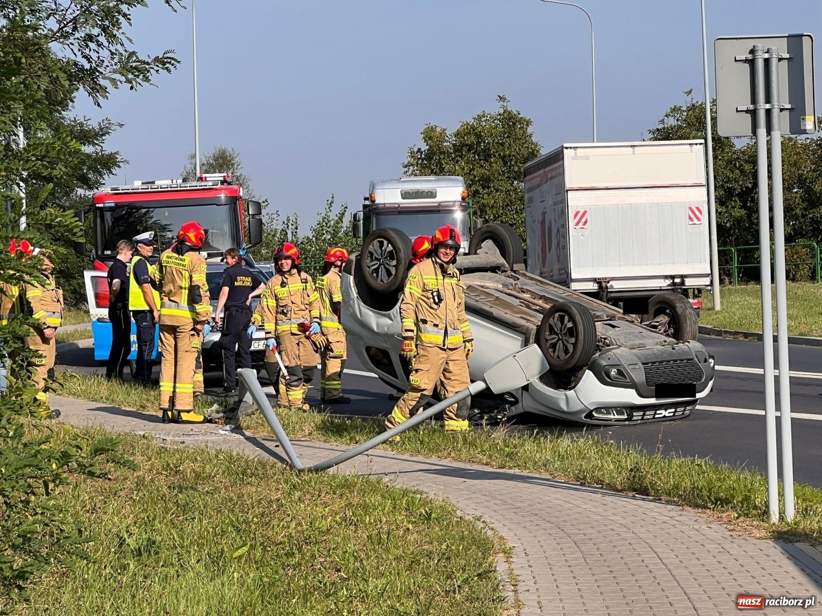 Zdjęcie w galerii na portalu naszraciborz.pl: Dachowanie dacii na Rybnickiej w Raciborzu [FOTO] wiadomości z regionu