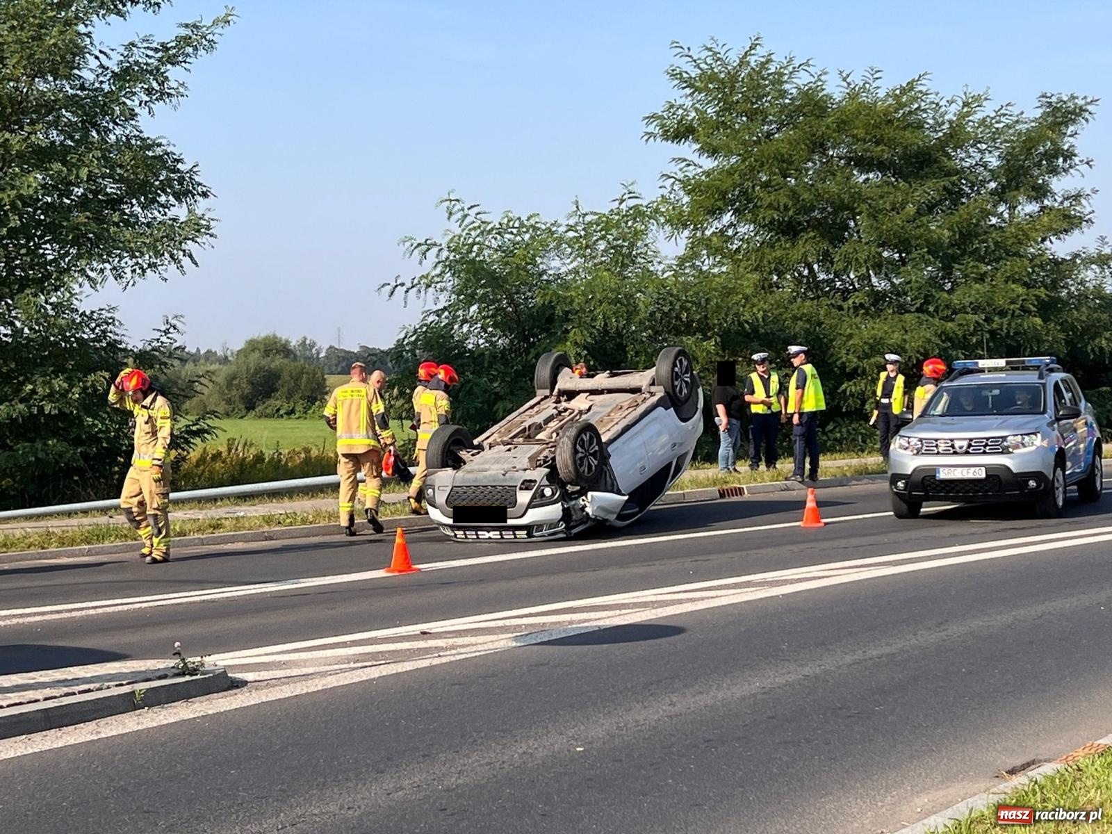 Zdjęcie w galerii na portalu naszraciborz.pl: Dachowanie dacii na Rybnickiej w Raciborzu [FOTO] wiadomości z regionu