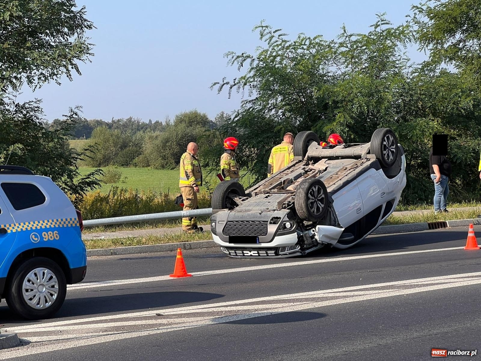 Zdjęcie w galerii na portalu naszraciborz.pl: Dachowanie dacii na Rybnickiej w Raciborzu [FOTO] wiadomości z regionu