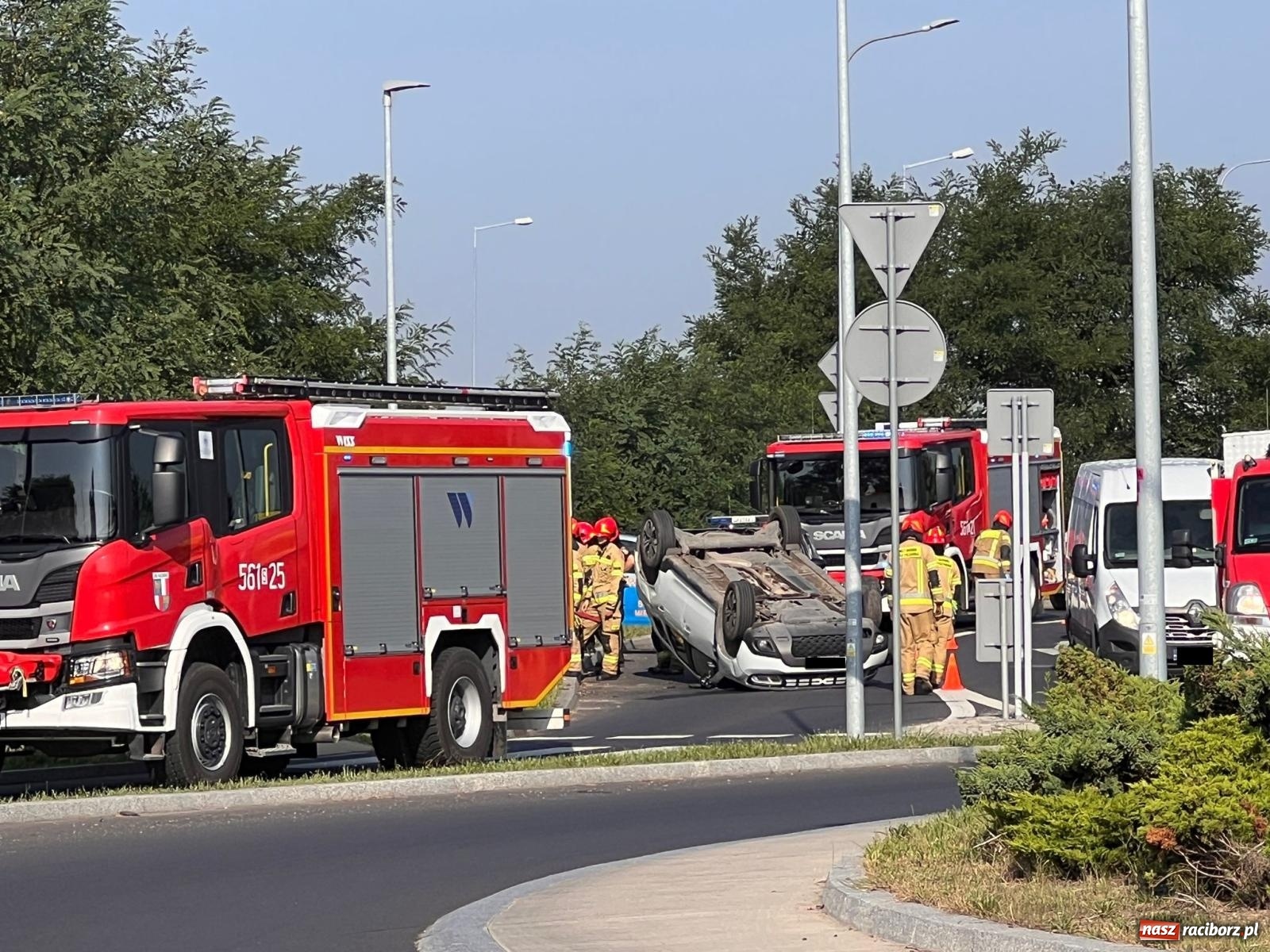 Zdjęcie w galerii na portalu naszraciborz.pl: Dachowanie dacii na Rybnickiej w Raciborzu [FOTO] wiadomości z regionu