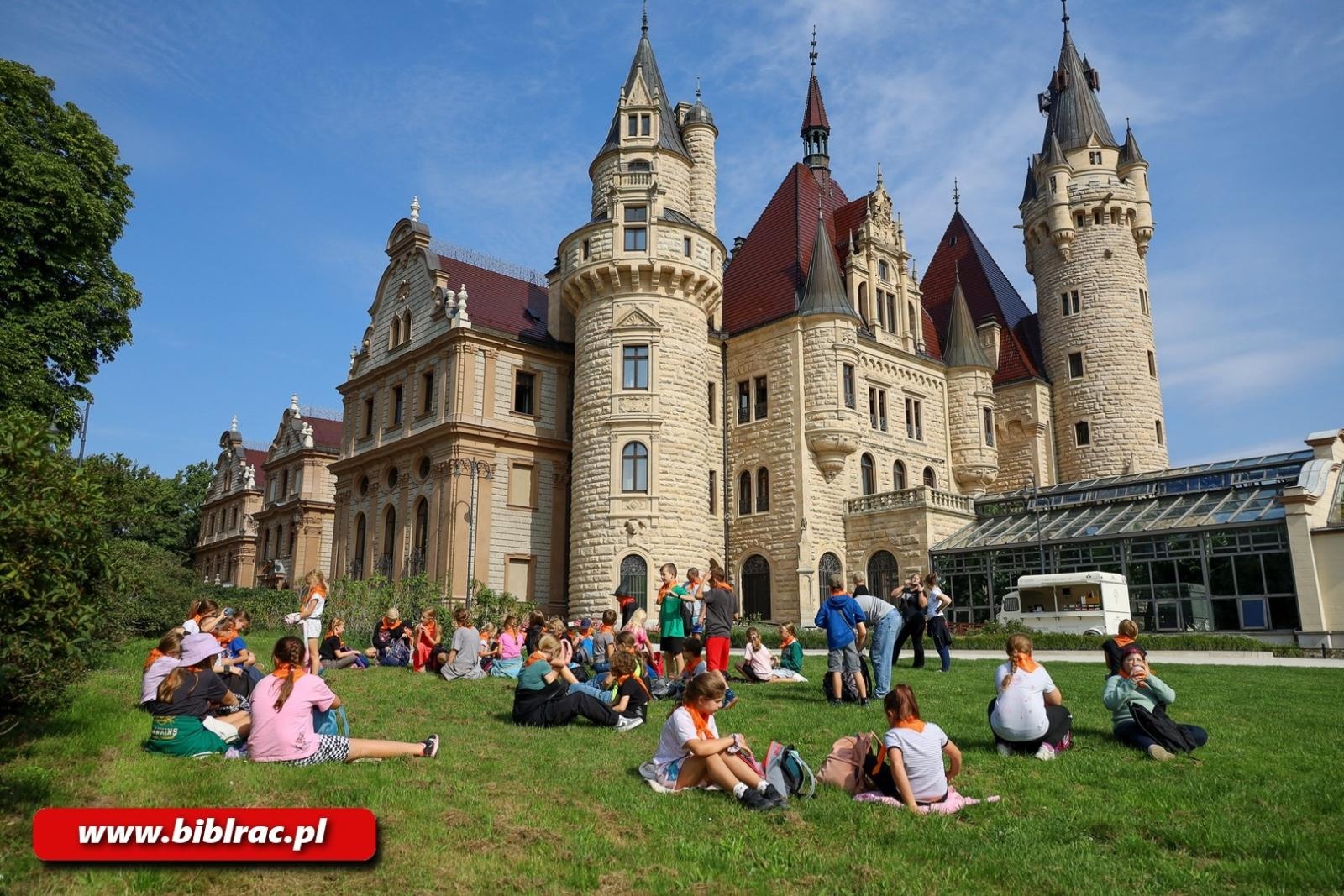 Zdjęcie w galerii na portalu naszraciborz.pl: Olimpijskie Lato z Biblioteką z wizytą w polskim Hogwarcie wiadomości z regionu