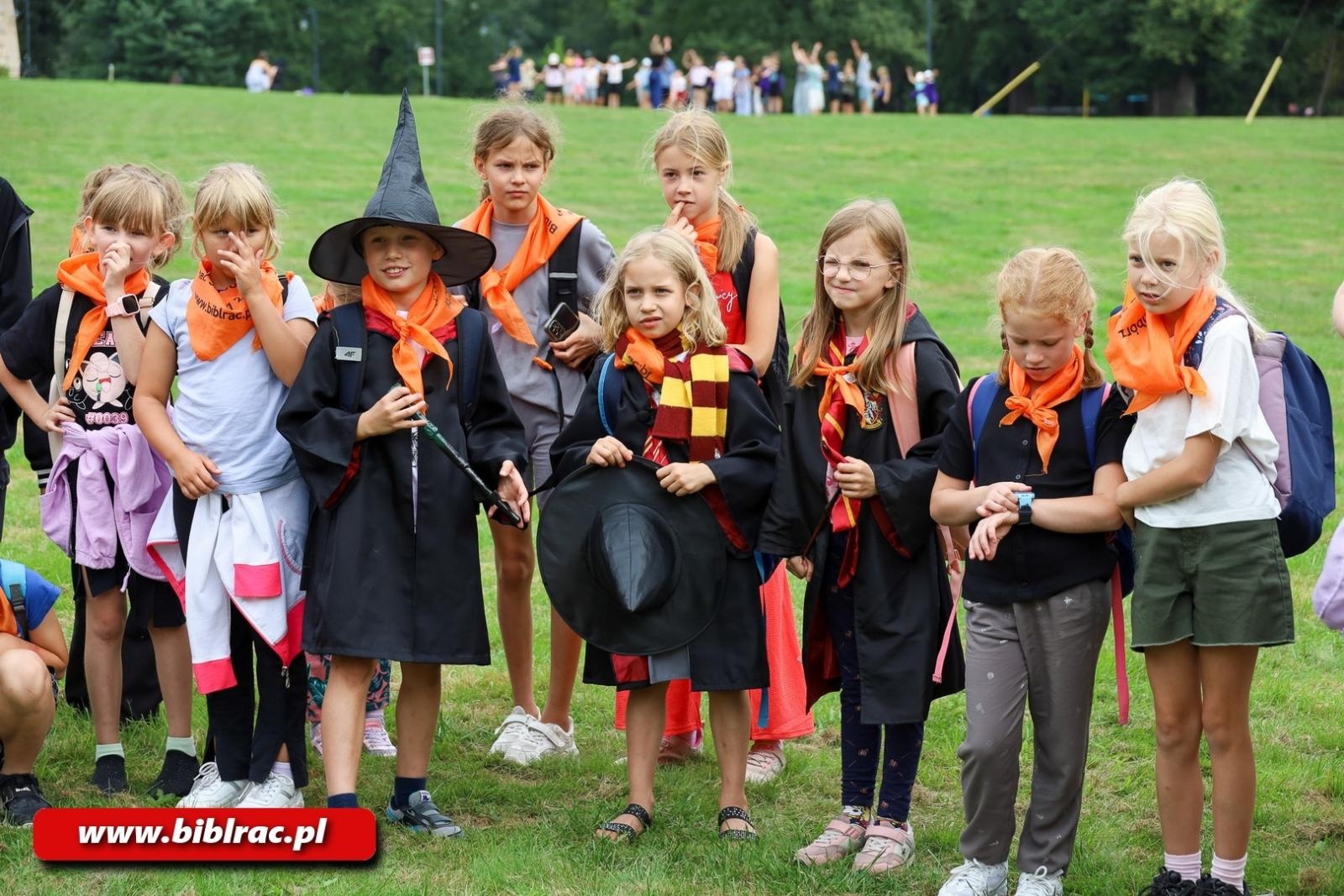 Zdjęcie w galerii na portalu naszraciborz.pl: Olimpijskie Lato z Biblioteką z wizytą w polskim Hogwarcie wiadomości z regionu