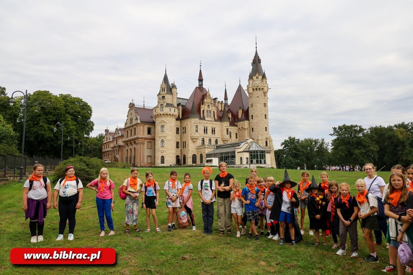 Zdjęcie w galerii na portalu naszraciborz.pl: Olimpijskie Lato z Biblioteką z wizytą w polskim Hogwarcie wiadomości z regionu