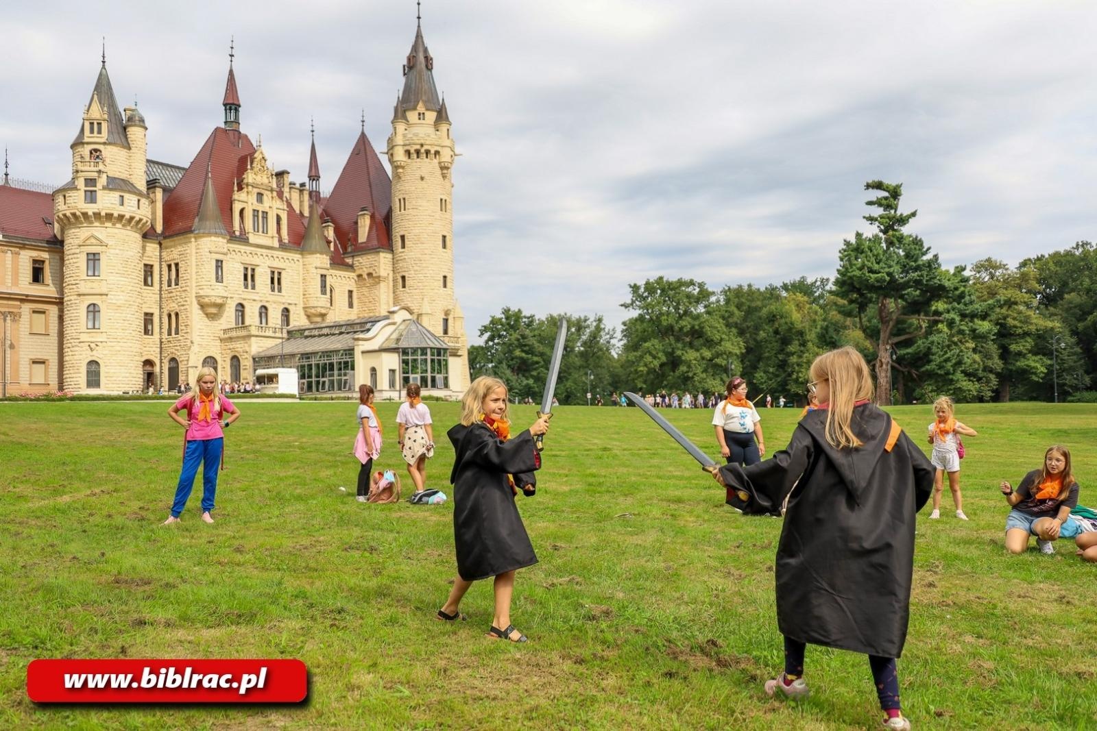 Zdjęcie w galerii na portalu naszraciborz.pl: Olimpijskie Lato z Biblioteką z wizytą w polskim Hogwarcie wiadomości z regionu