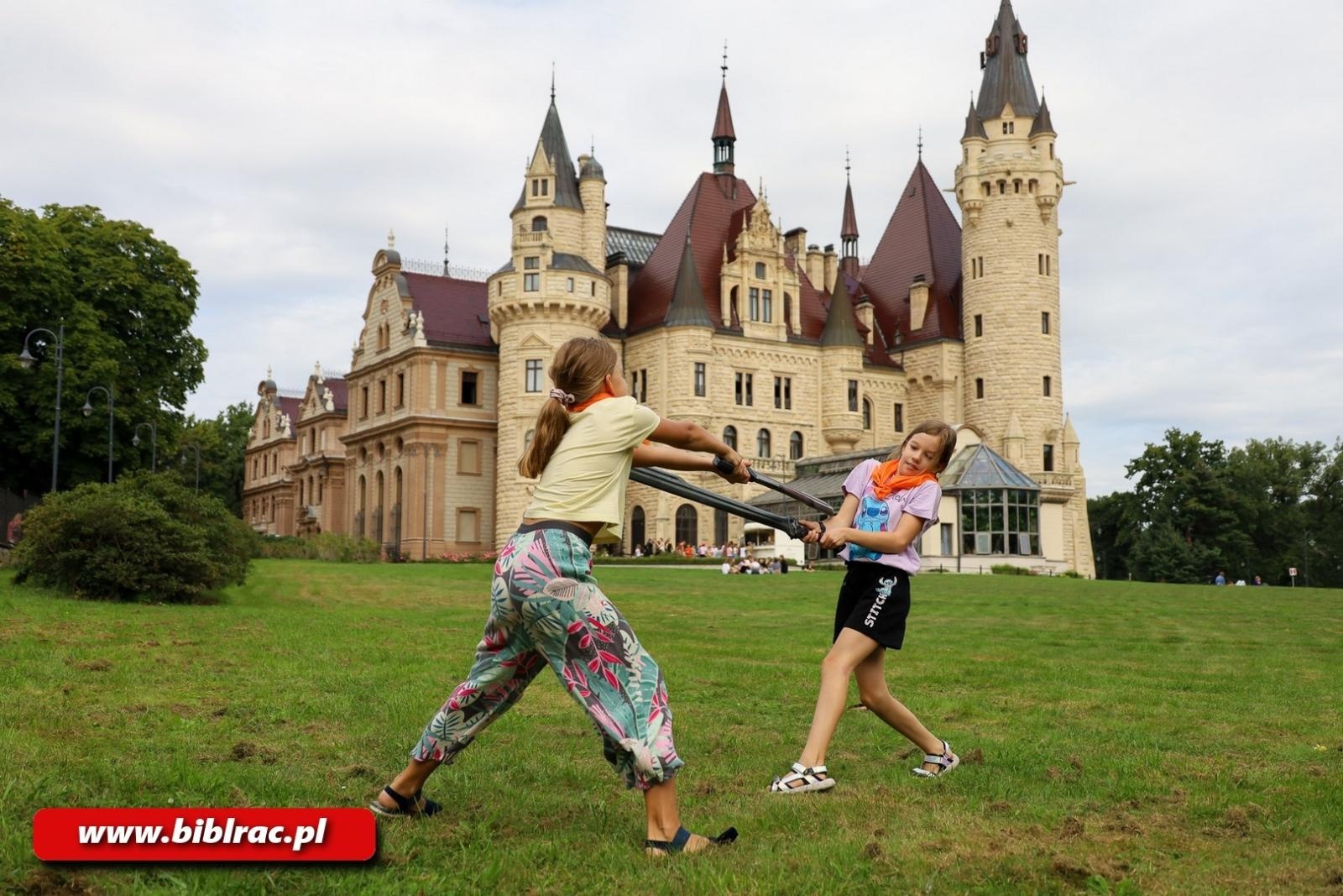 Zdjęcie w galerii na portalu naszraciborz.pl: Olimpijskie Lato z Biblioteką z wizytą w polskim Hogwarcie wiadomości z regionu