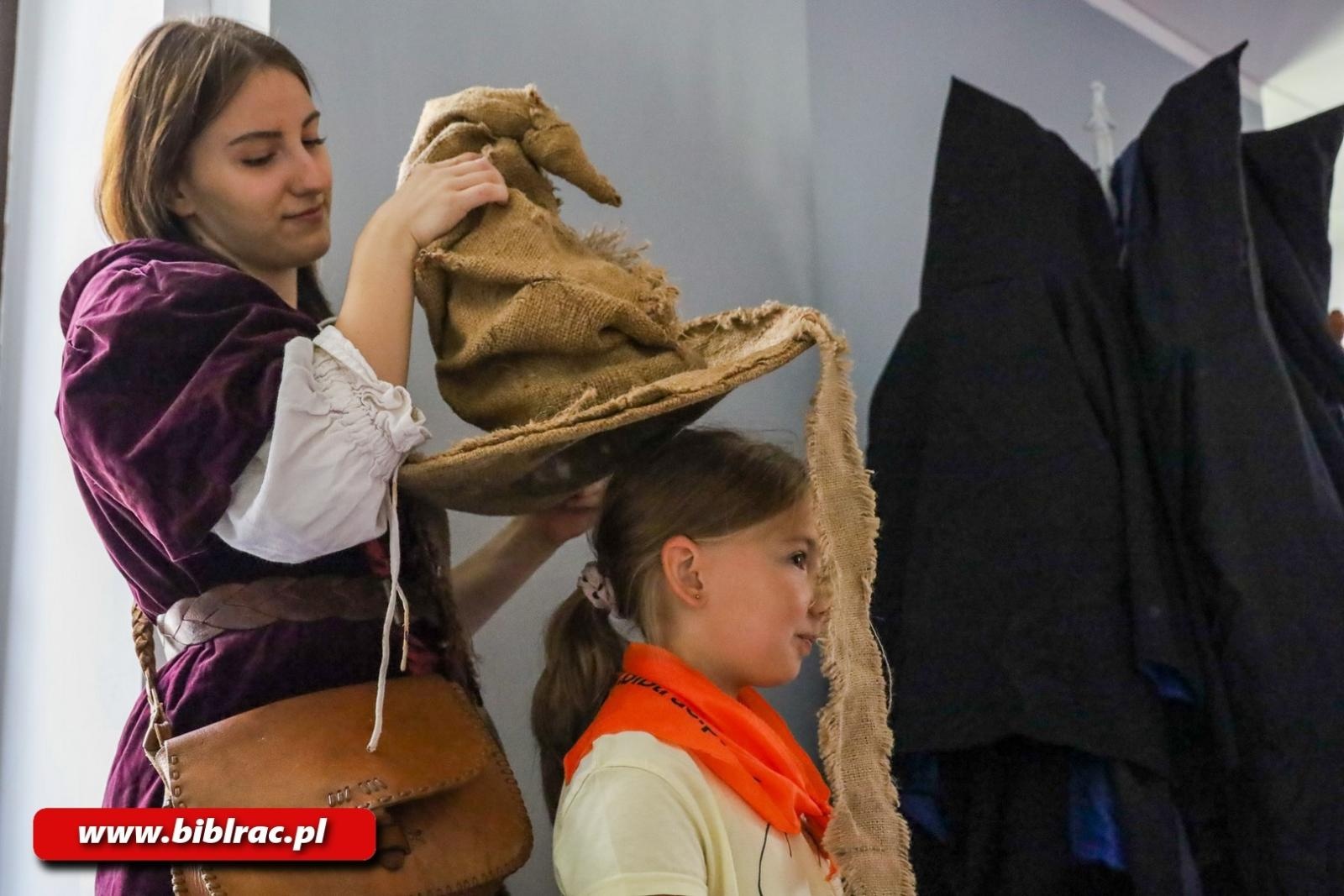Zdjęcie w galerii na portalu naszraciborz.pl: Olimpijskie Lato z Biblioteką z wizytą w polskim Hogwarcie wiadomości z regionu
