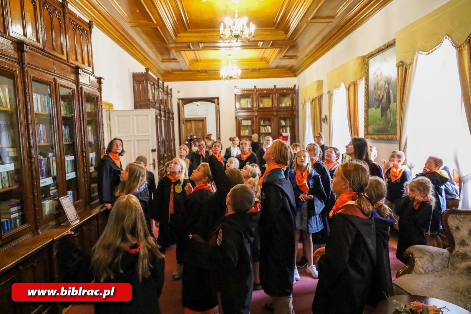 Zdjęcie w galerii na portalu naszraciborz.pl: Olimpijskie Lato z Biblioteką z wizytą w polskim Hogwarcie wiadomości z regionu