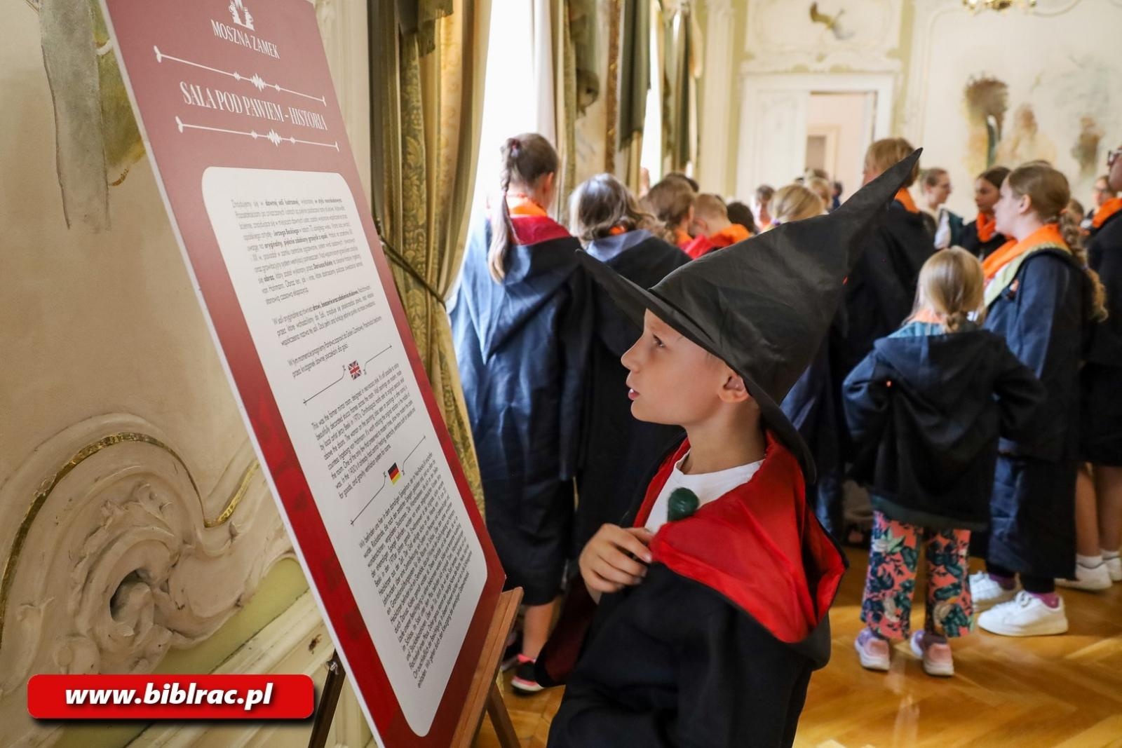 Zdjęcie w galerii na portalu naszraciborz.pl: Olimpijskie Lato z Biblioteką z wizytą w polskim Hogwarcie wiadomości z regionu