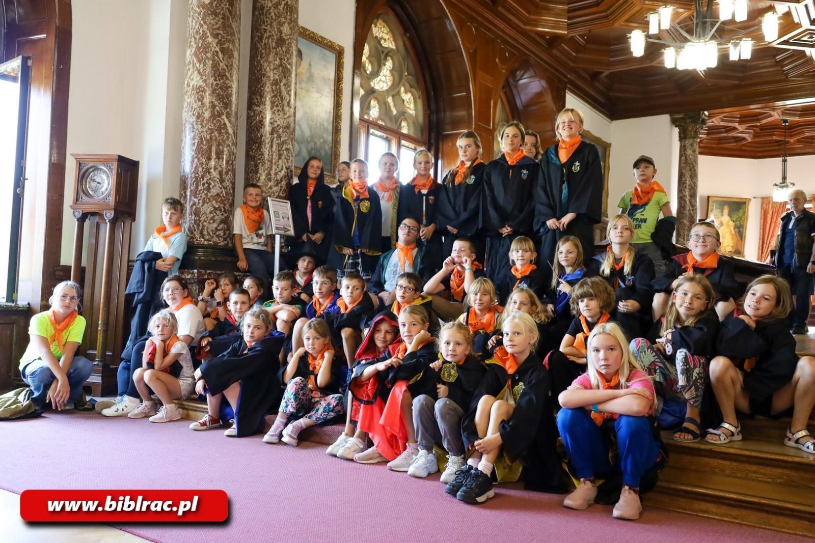 Zdjęcie w galerii na portalu naszraciborz.pl: Olimpijskie Lato z Biblioteką z wizytą w polskim Hogwarcie wiadomości z regionu