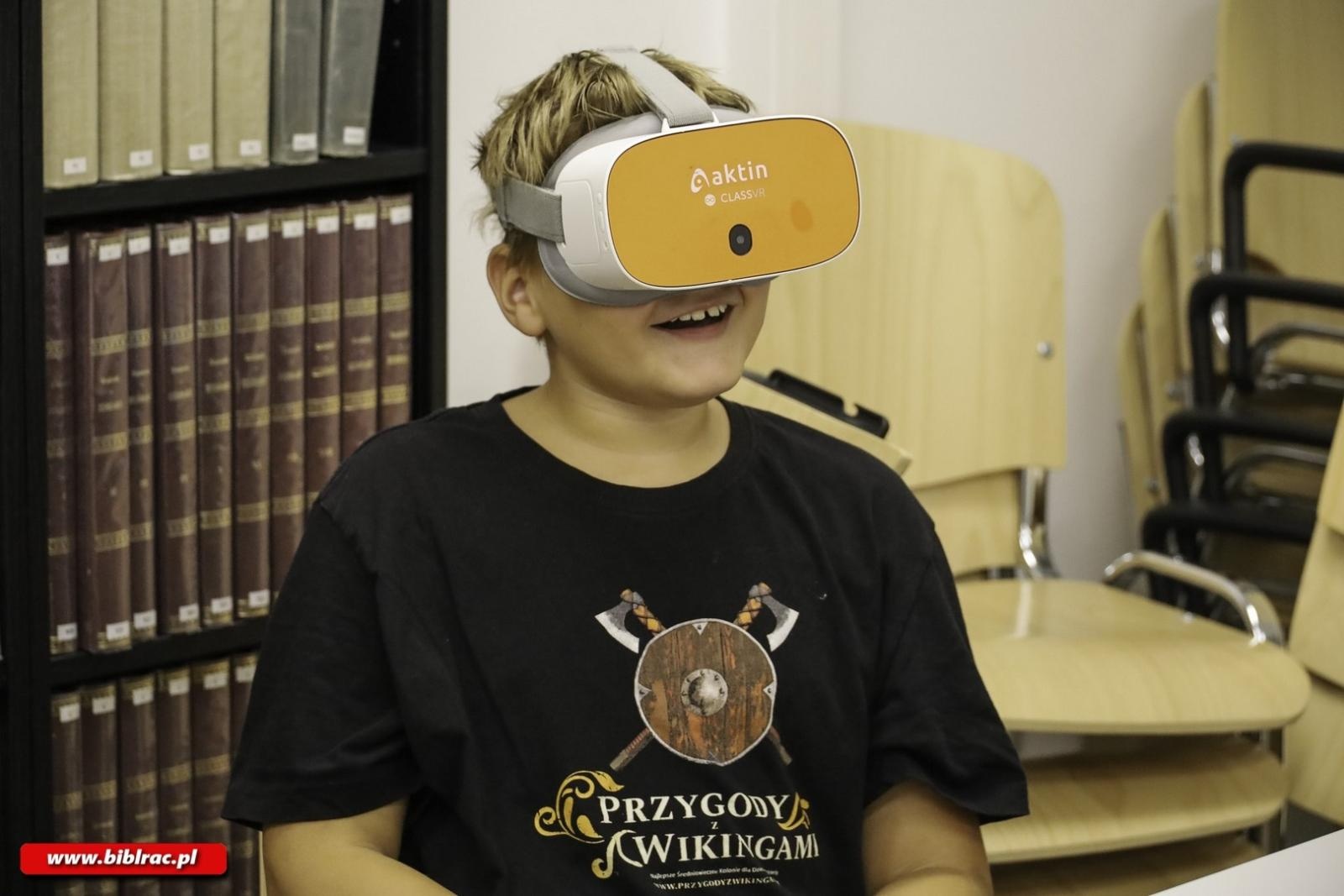 Zdjęcie w galerii na portalu naszraciborz.pl: Podróż dookoła świata dzięki warsztatom VR w raciborskiej bibliotece wiadomości z regionu
