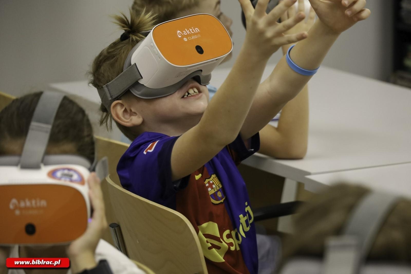 Zdjęcie w galerii na portalu naszraciborz.pl: Podróż dookoła świata dzięki warsztatom VR w raciborskiej bibliotece wiadomości z regionu