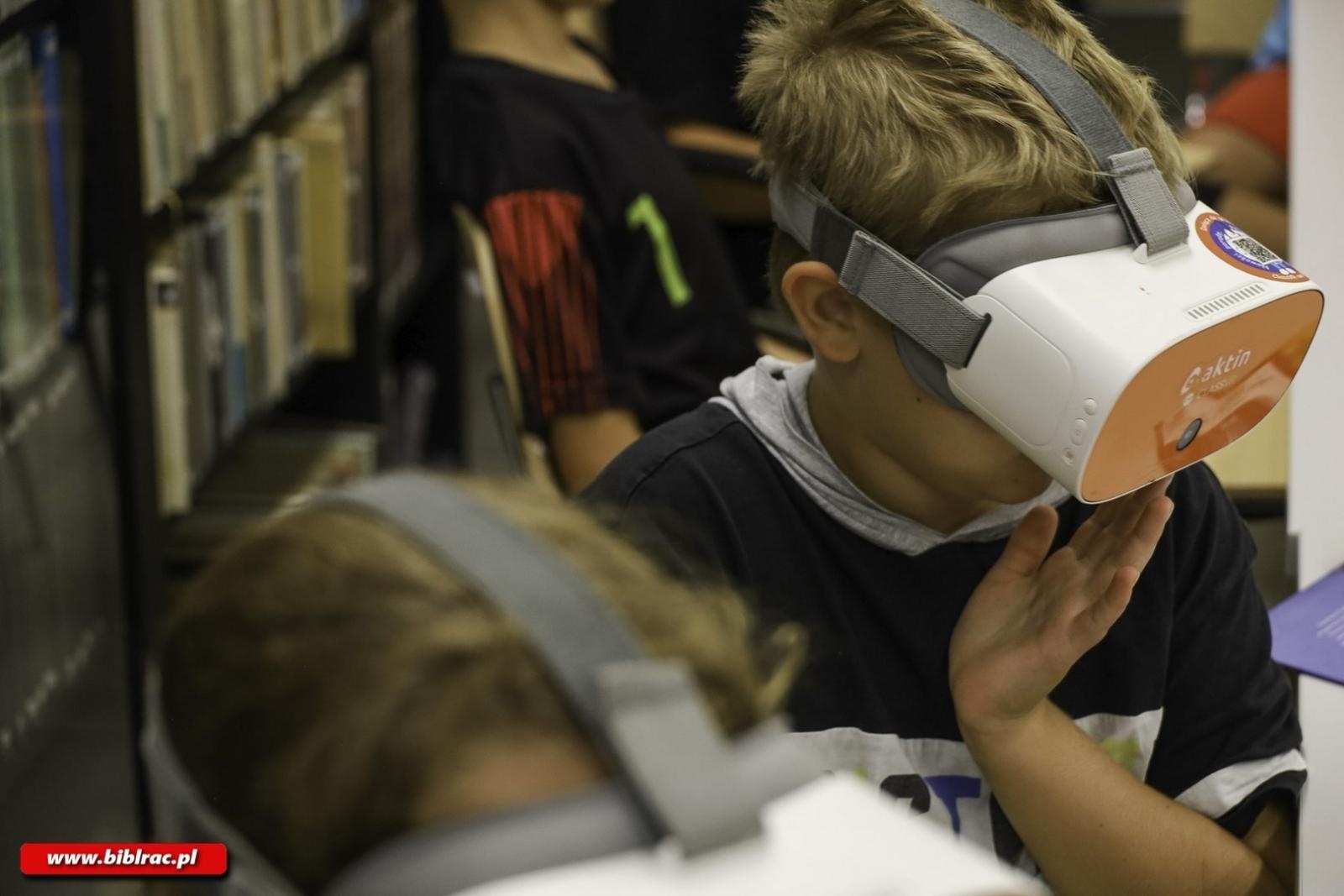 Zdjęcie w galerii na portalu naszraciborz.pl: Podróż dookoła świata dzięki warsztatom VR w raciborskiej bibliotece wiadomości z regionu