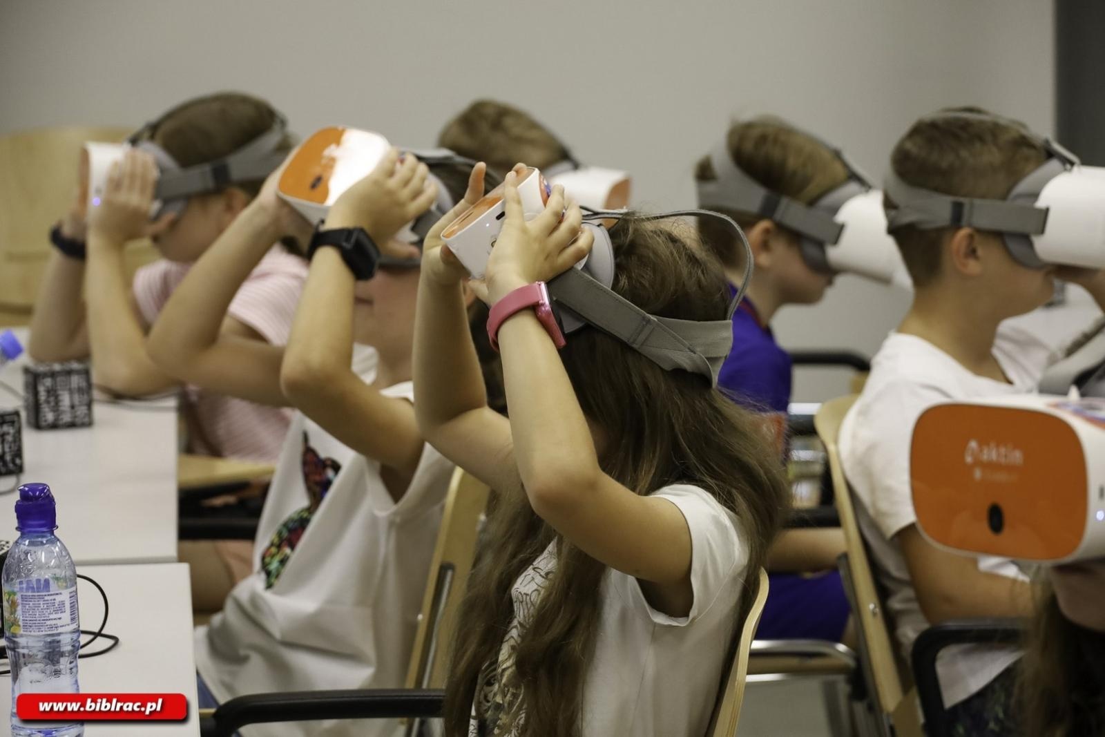 Zdjęcie w galerii na portalu naszraciborz.pl: Podróż dookoła świata dzięki warsztatom VR w raciborskiej bibliotece wiadomości z regionu
