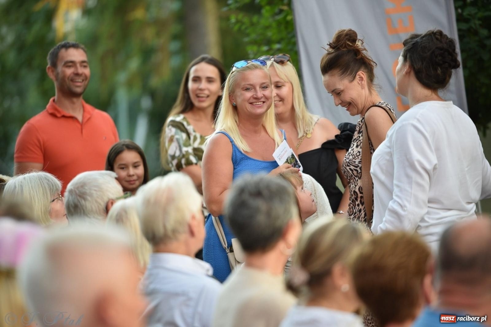 Zdjęcie w galerii na portalu naszraciborz.pl: Ah, kultura! Teatr Wodzisławskiej Ulicy na schodach raciborskiej książnicy wiadomości z regionu