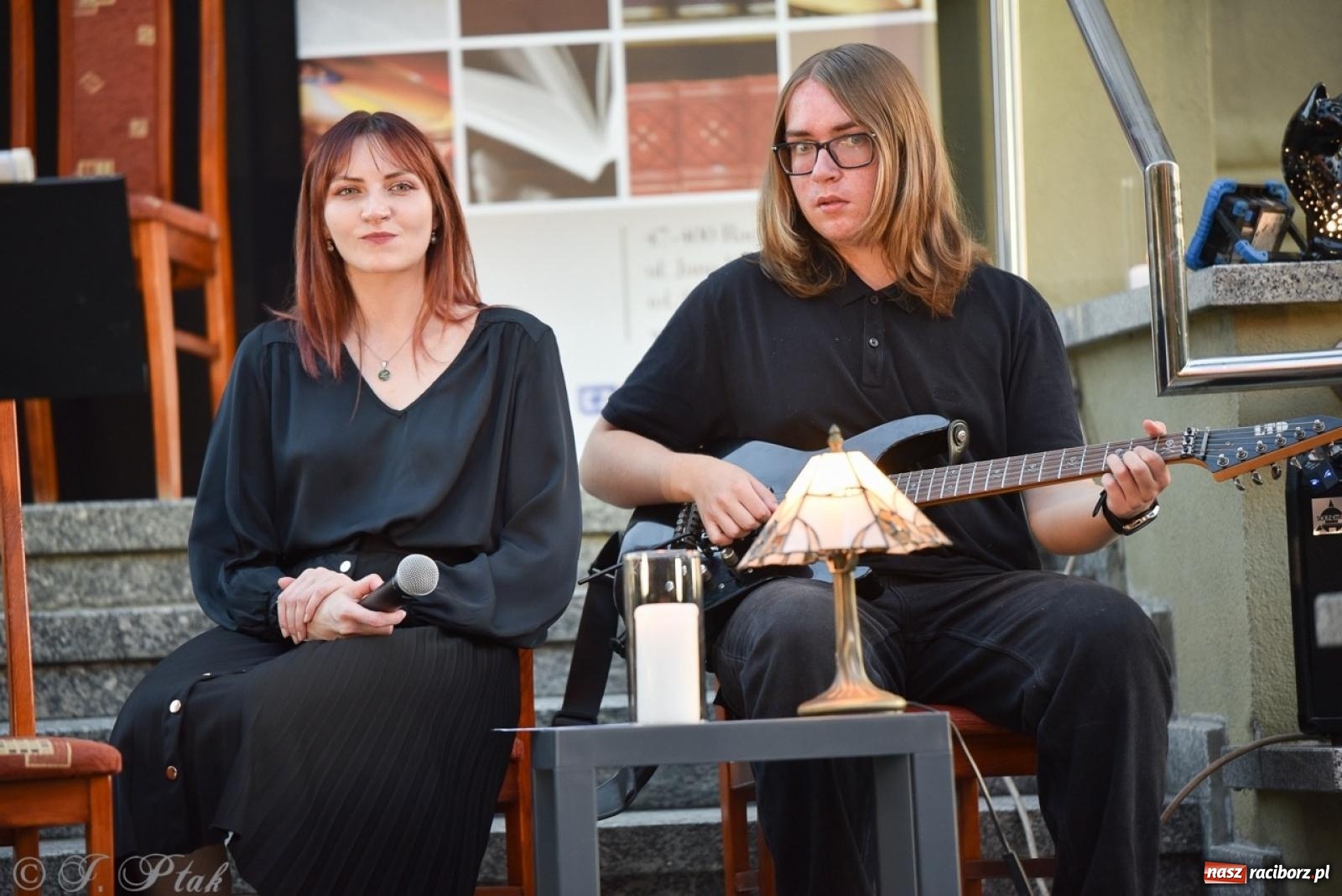 Zdjęcie w galerii na portalu naszraciborz.pl: Ah, kultura! Teatr Wodzisławskiej Ulicy na schodach raciborskiej książnicy wiadomości z regionu