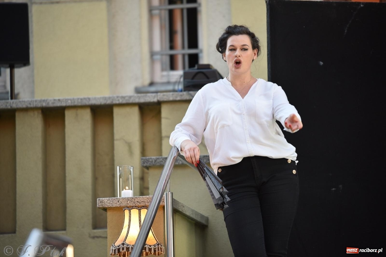 Zdjęcie w galerii na portalu naszraciborz.pl: Ah, kultura! Teatr Wodzisławskiej Ulicy na schodach raciborskiej książnicy wiadomości z regionu