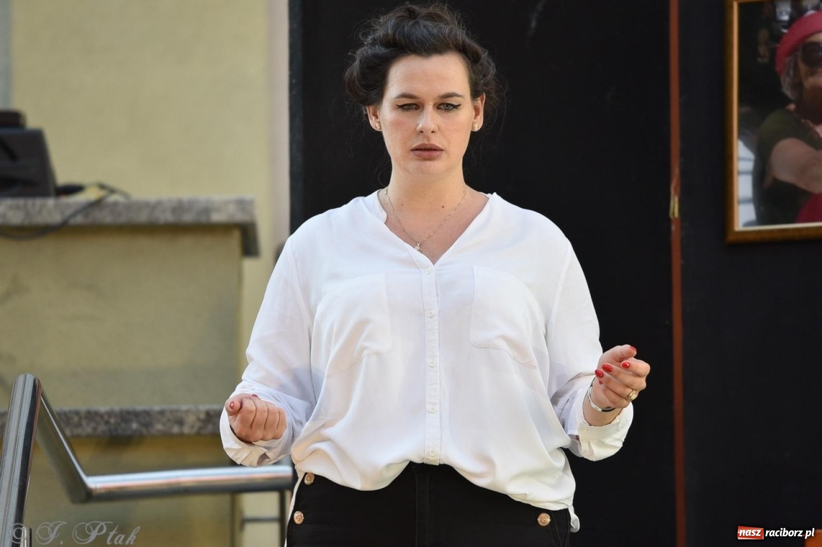 Zdjęcie w galerii na portalu naszraciborz.pl: Ah, kultura! Teatr Wodzisławskiej Ulicy na schodach raciborskiej książnicy wiadomości z regionu