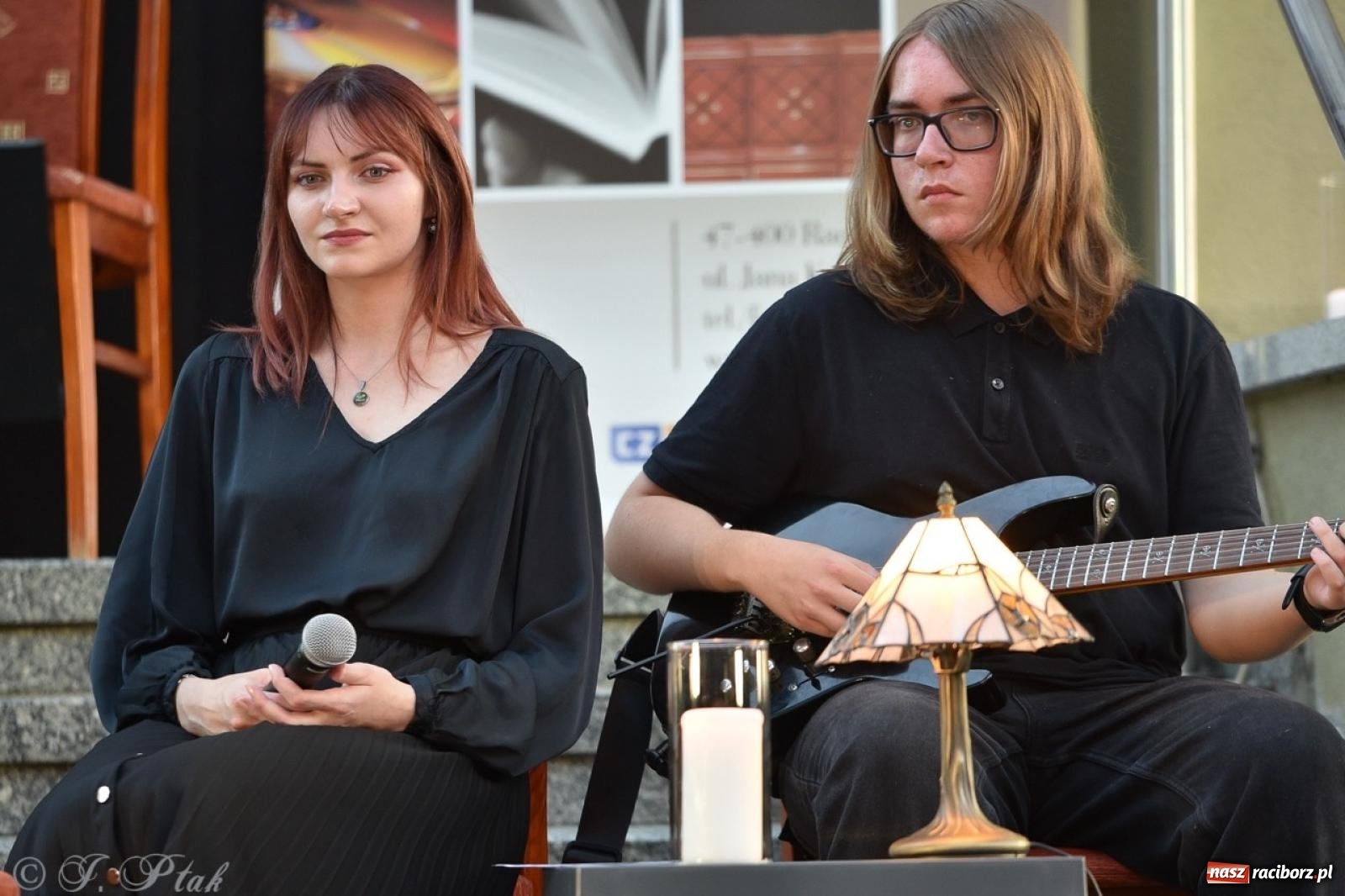 Zdjęcie w galerii na portalu naszraciborz.pl: Ah, kultura! Teatr Wodzisławskiej Ulicy na schodach raciborskiej książnicy wiadomości z regionu