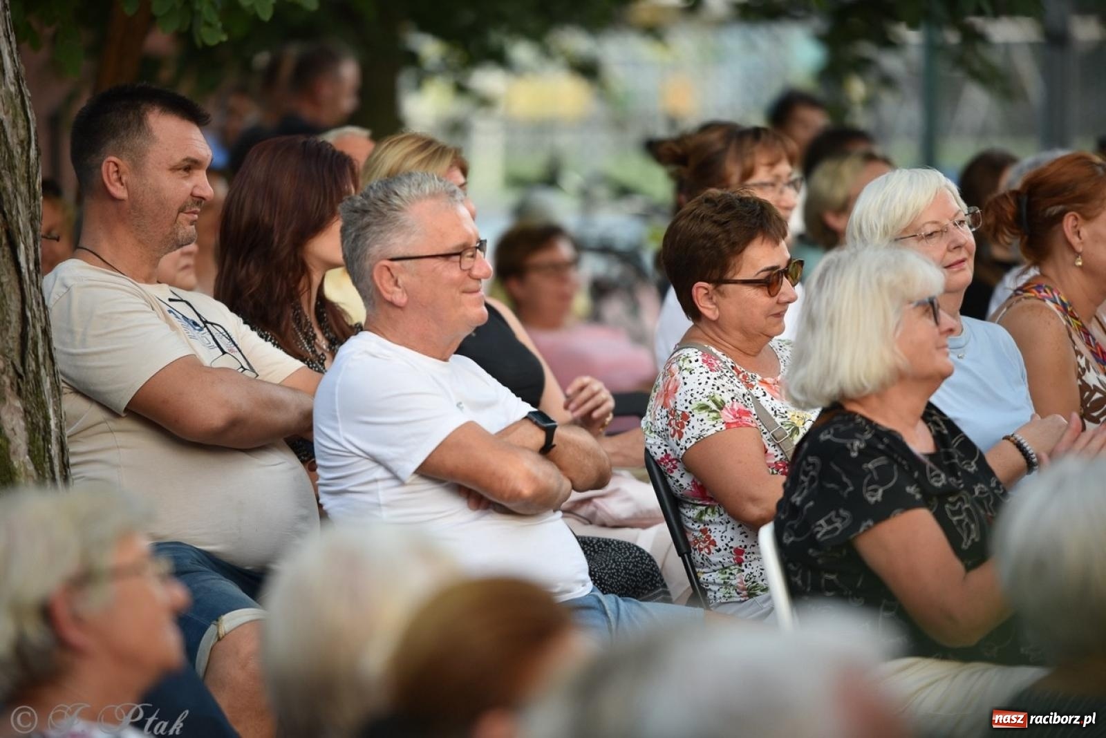 Zdjęcie w galerii na portalu naszraciborz.pl: Ah, kultura! Teatr Wodzisławskiej Ulicy na schodach raciborskiej książnicy wiadomości z regionu