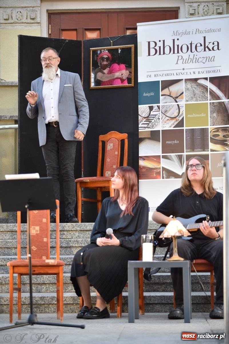 Zdjęcie w galerii na portalu naszraciborz.pl: Ah, kultura! Teatr Wodzisławskiej Ulicy na schodach raciborskiej książnicy wiadomości z regionu