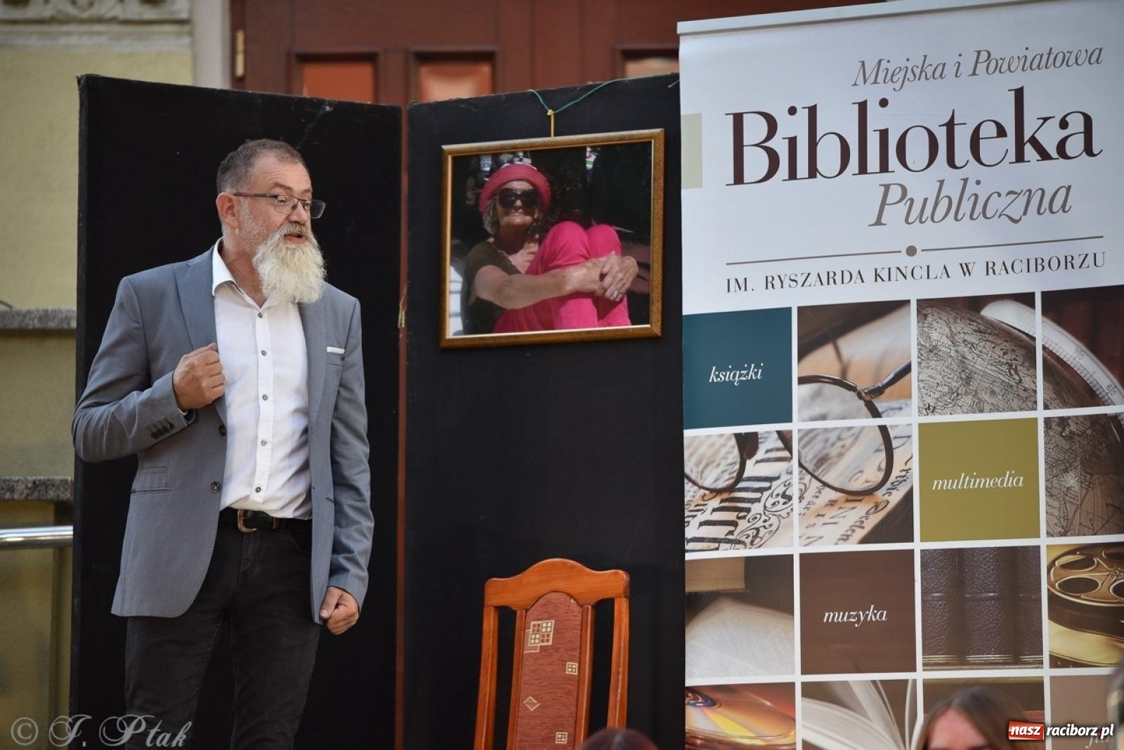 Zdjęcie w galerii na portalu naszraciborz.pl: Ah, kultura! Teatr Wodzisławskiej Ulicy na schodach raciborskiej książnicy wiadomości z regionu