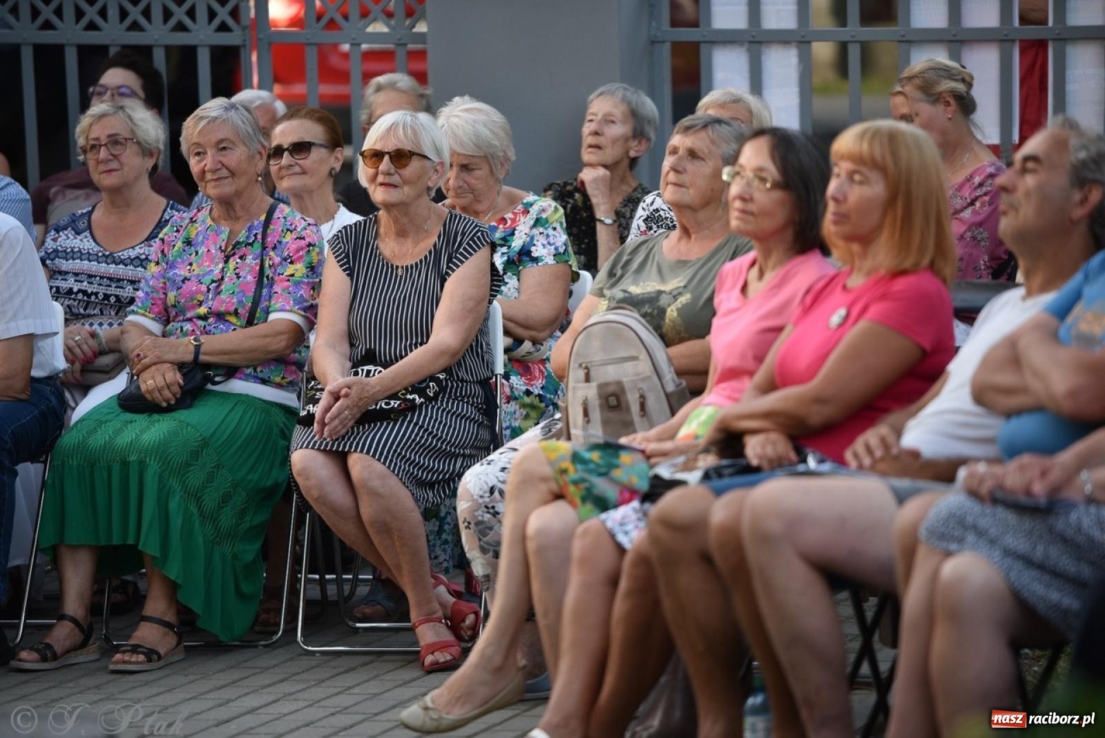 Zdjęcie w galerii na portalu naszraciborz.pl: Ah, kultura! Teatr Wodzisławskiej Ulicy na schodach raciborskiej książnicy wiadomości z regionu