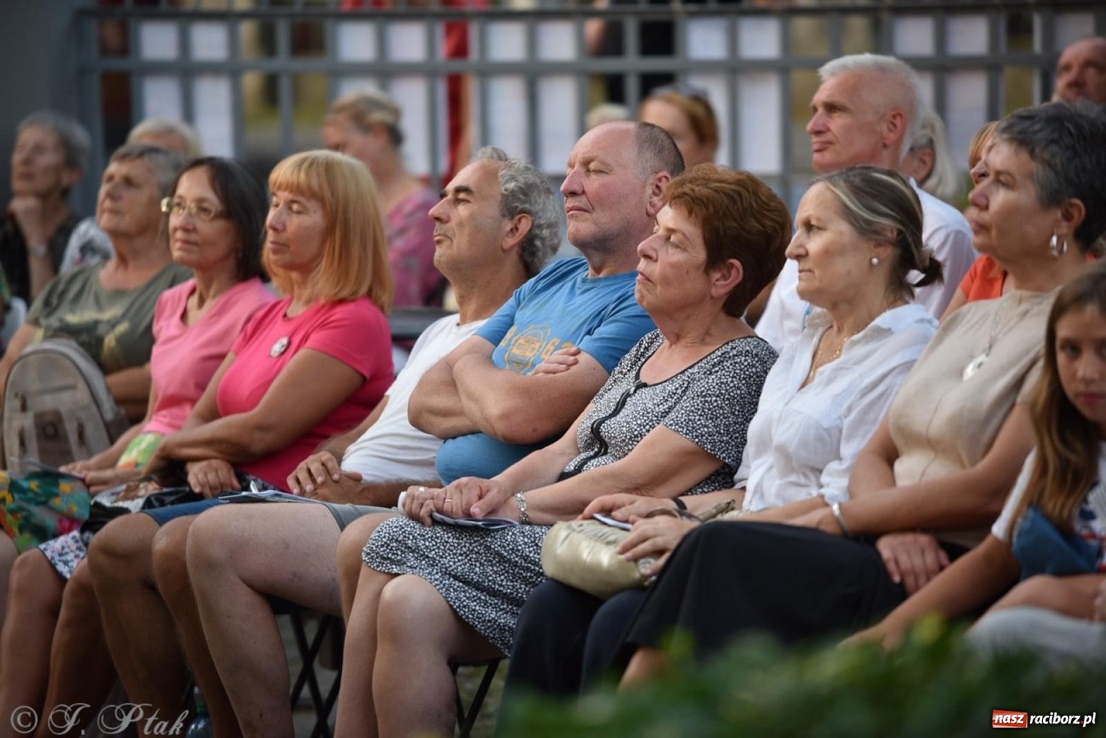 Zdjęcie w galerii na portalu naszraciborz.pl: Ah, kultura! Teatr Wodzisławskiej Ulicy na schodach raciborskiej książnicy wiadomości z regionu