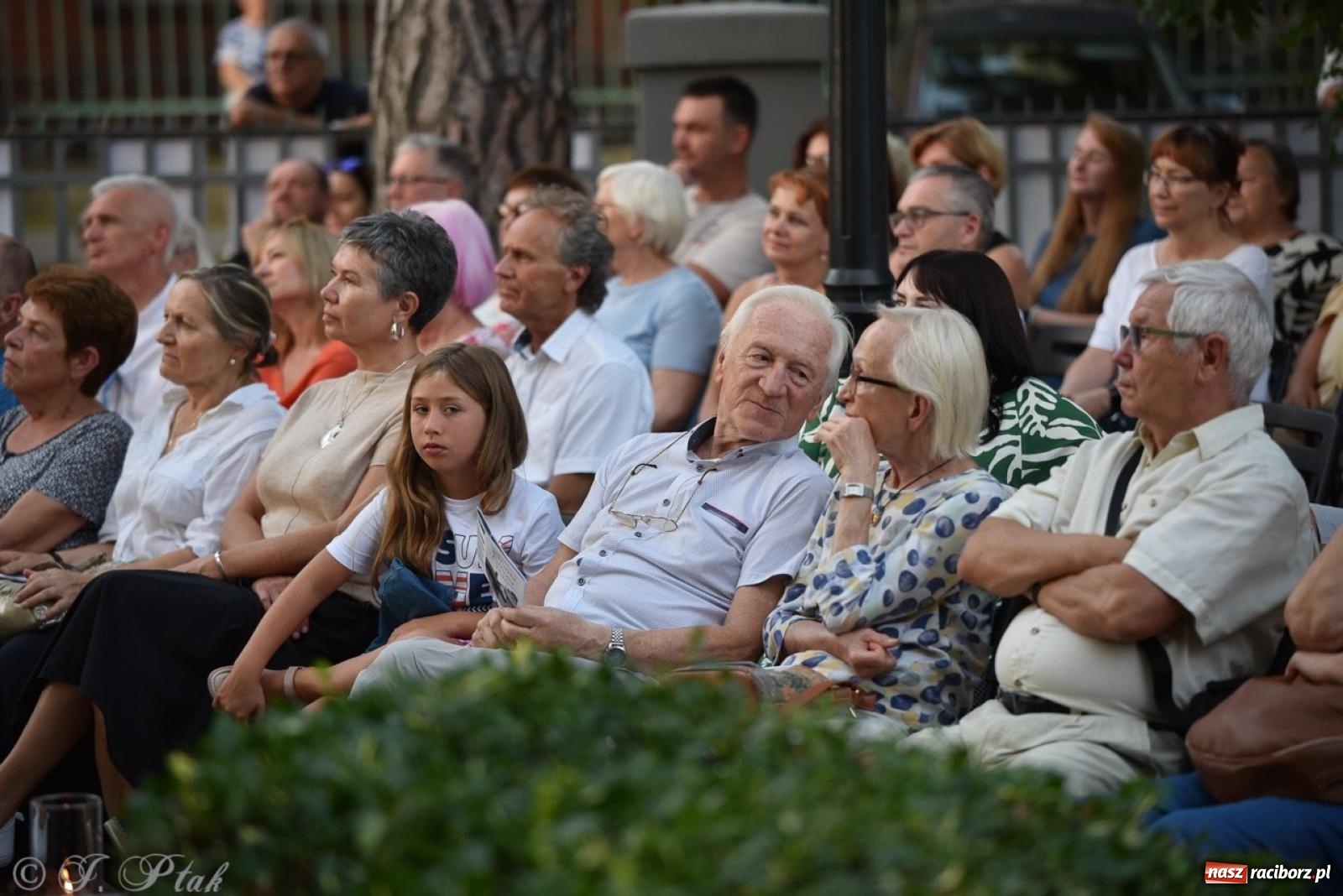 Zdjęcie w galerii na portalu naszraciborz.pl: Ah, kultura! Teatr Wodzisławskiej Ulicy na schodach raciborskiej książnicy wiadomości z regionu