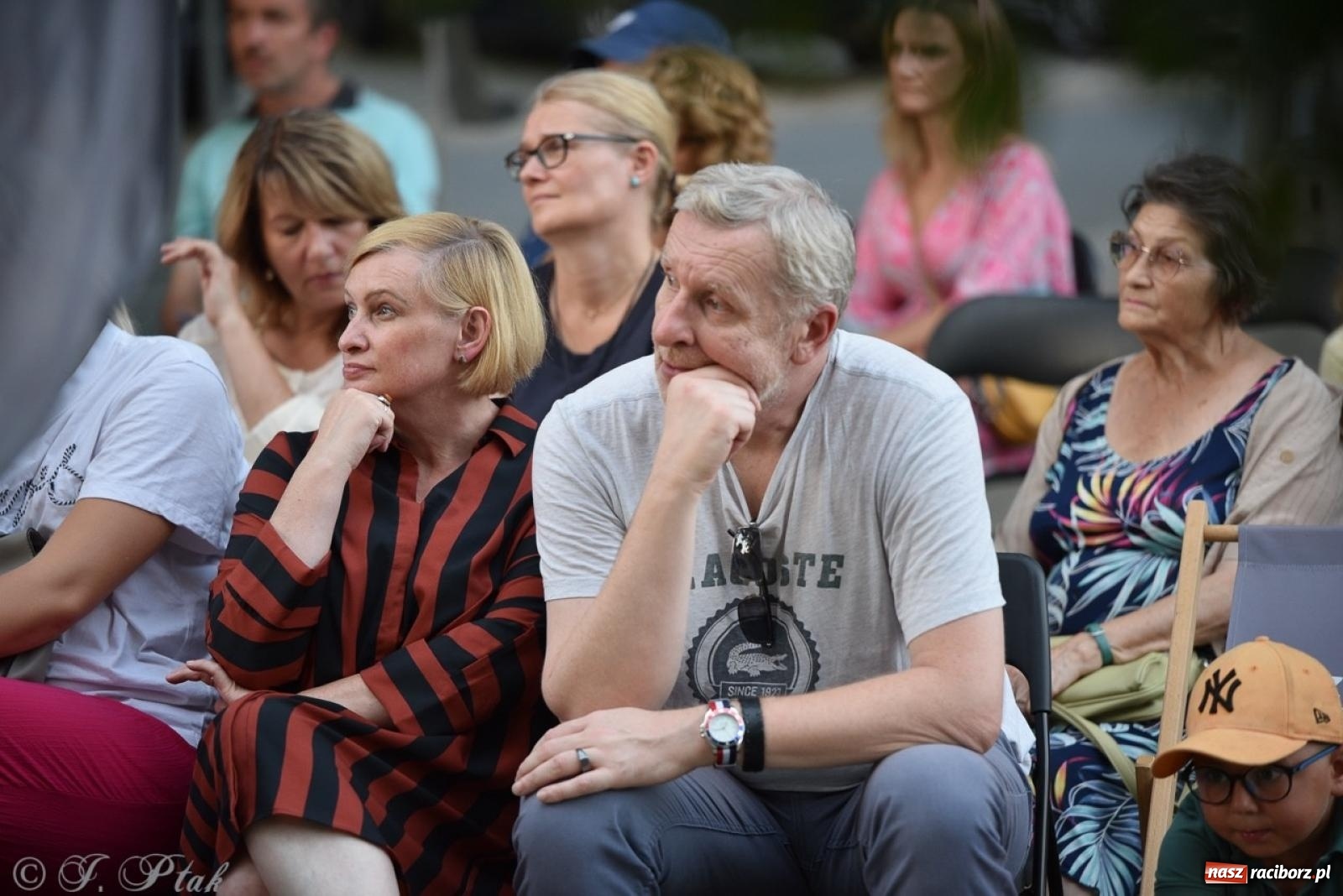 Zdjęcie w galerii na portalu naszraciborz.pl: Ah, kultura! Teatr Wodzisławskiej Ulicy na schodach raciborskiej książnicy wiadomości z regionu