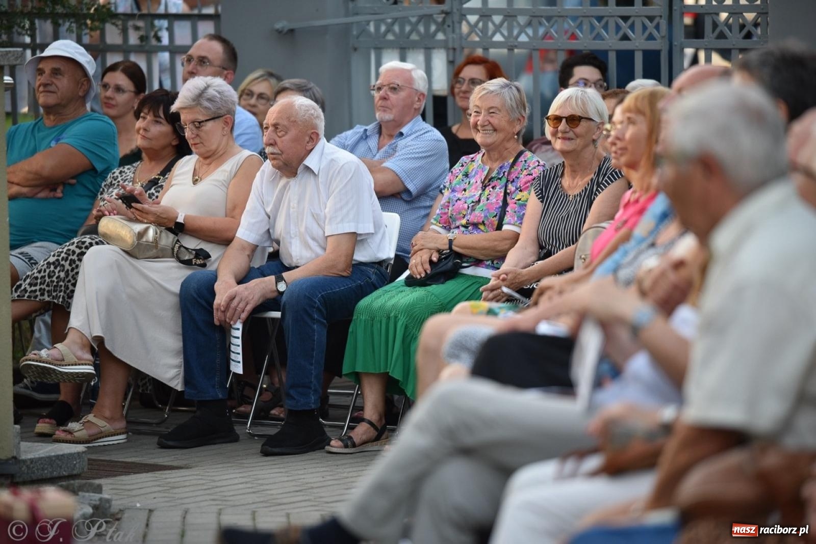 Zdjęcie w galerii na portalu naszraciborz.pl: Ah, kultura! Teatr Wodzisławskiej Ulicy na schodach raciborskiej książnicy wiadomości z regionu