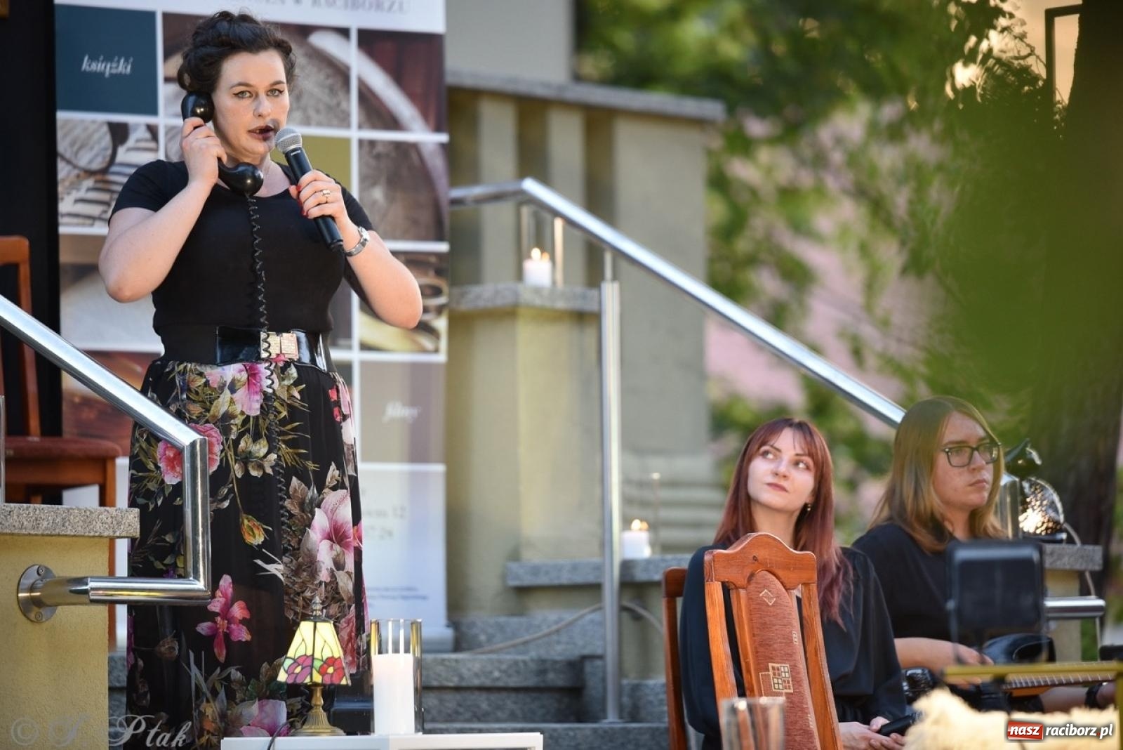 Zdjęcie w galerii na portalu naszraciborz.pl: Ah, kultura! Teatr Wodzisławskiej Ulicy na schodach raciborskiej książnicy wiadomości z regionu