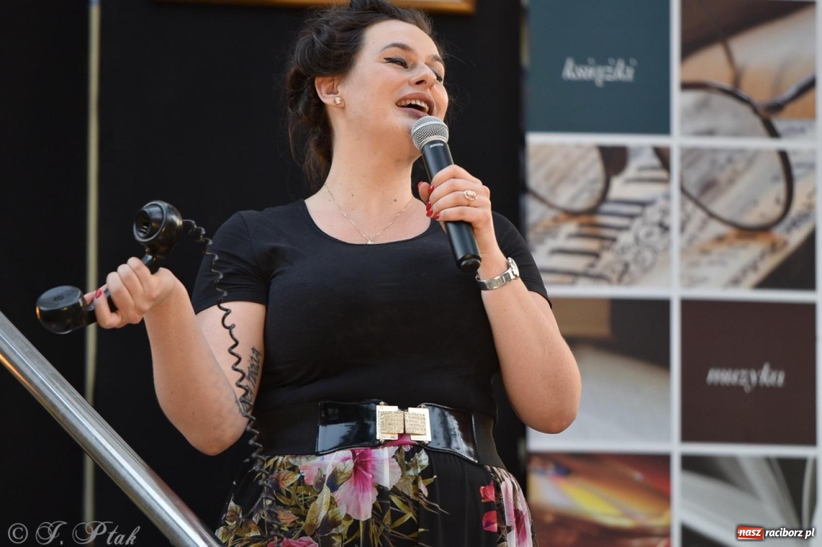 Zdjęcie w galerii na portalu naszraciborz.pl: Ah, kultura! Teatr Wodzisławskiej Ulicy na schodach raciborskiej książnicy wiadomości z regionu