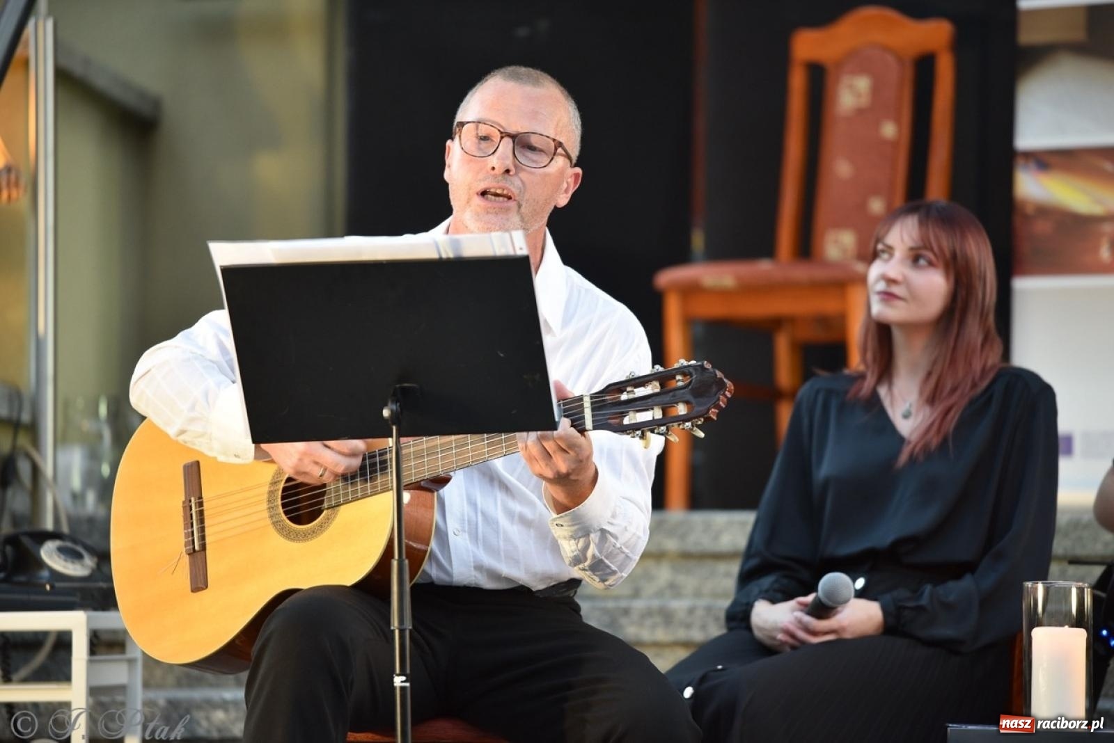 Zdjęcie w galerii na portalu naszraciborz.pl: Ah, kultura! Teatr Wodzisławskiej Ulicy na schodach raciborskiej książnicy wiadomości z regionu