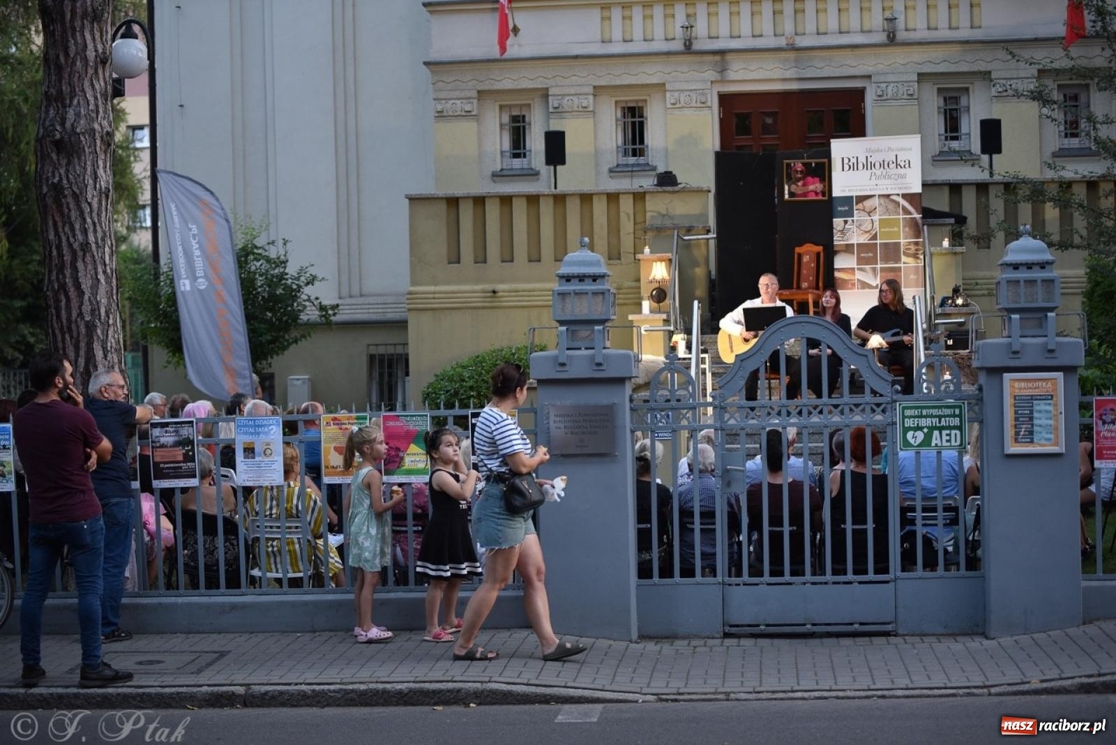 Zdjęcie w galerii na portalu naszraciborz.pl: Ah, kultura! Teatr Wodzisławskiej Ulicy na schodach raciborskiej książnicy wiadomości z regionu