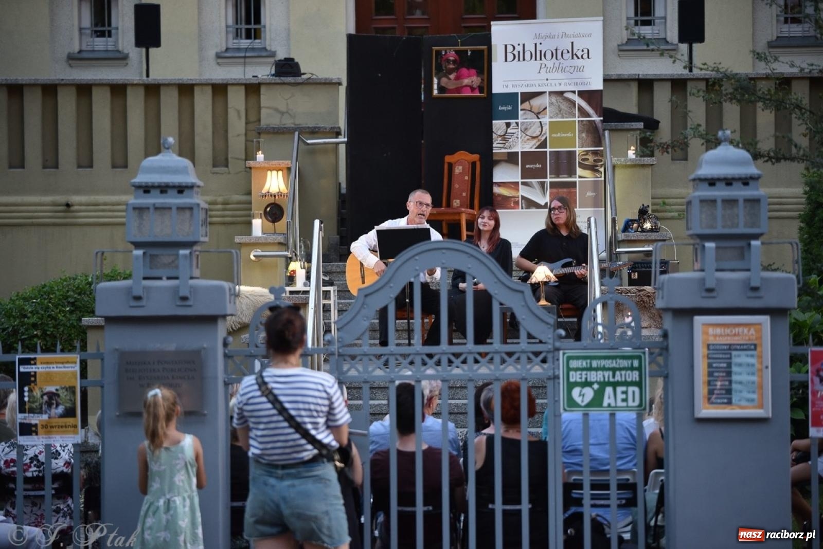Zdjęcie w galerii na portalu naszraciborz.pl: Ah, kultura! Teatr Wodzisławskiej Ulicy na schodach raciborskiej książnicy wiadomości z regionu