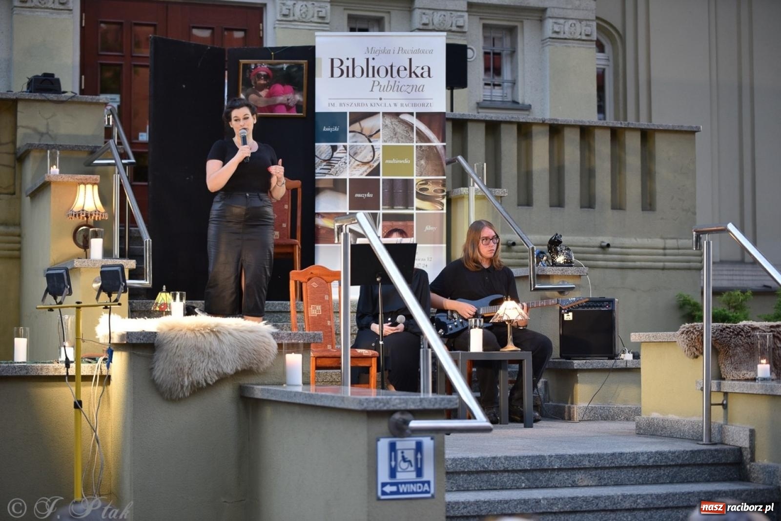 Zdjęcie w galerii na portalu naszraciborz.pl: Ah, kultura! Teatr Wodzisławskiej Ulicy na schodach raciborskiej książnicy wiadomości z regionu