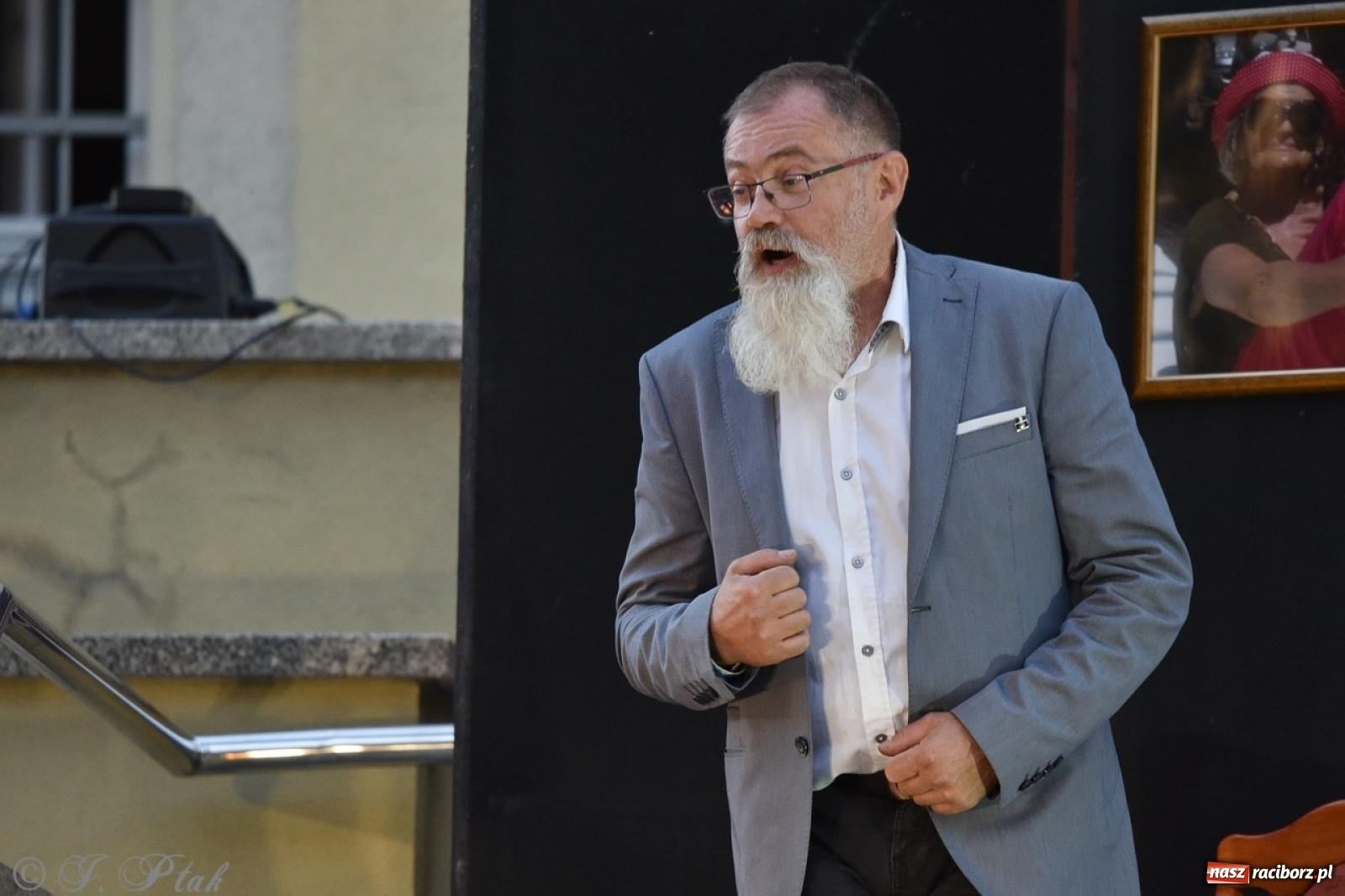 Zdjęcie w galerii na portalu naszraciborz.pl: Ah, kultura! Teatr Wodzisławskiej Ulicy na schodach raciborskiej książnicy wiadomości z regionu