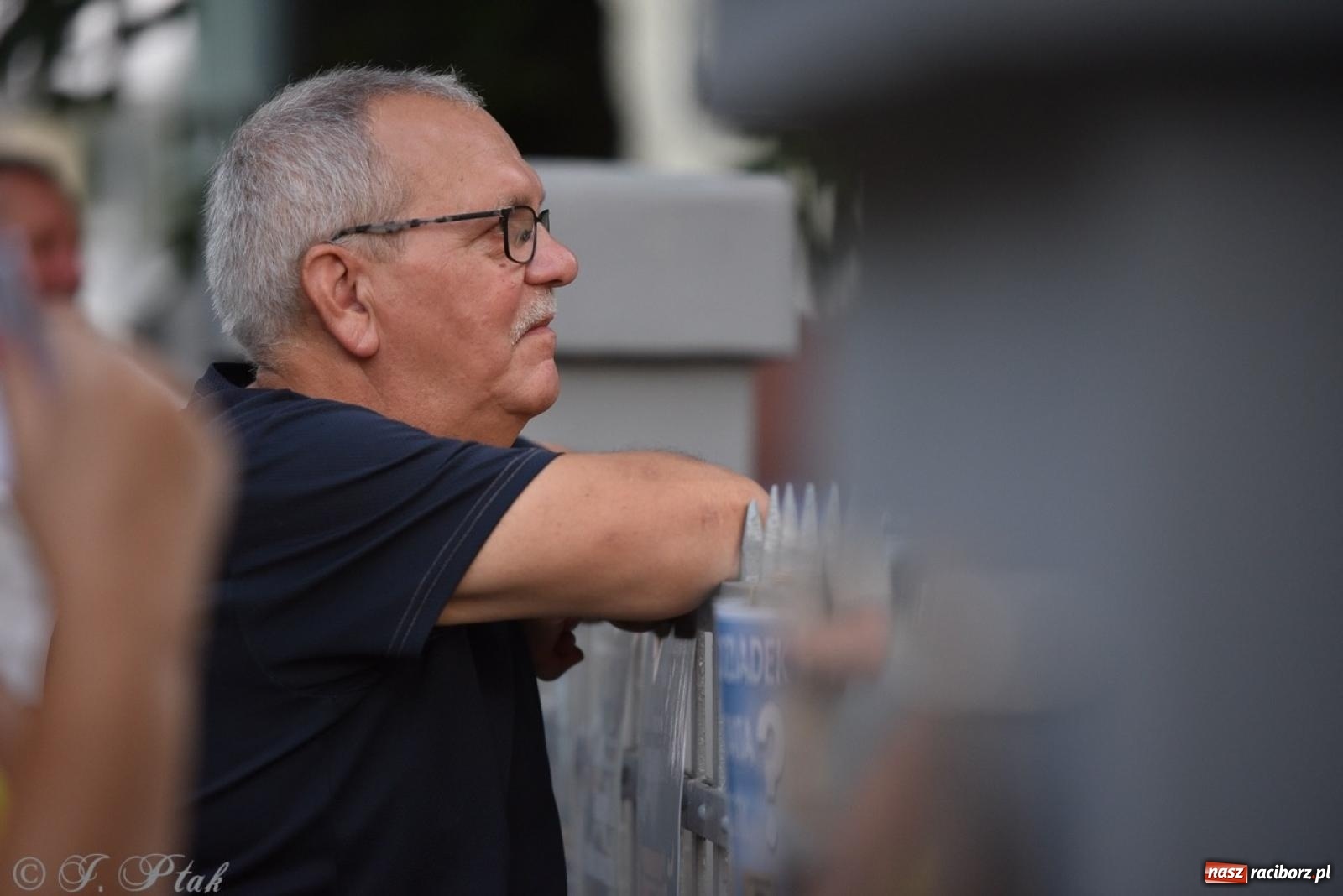 Zdjęcie w galerii na portalu naszraciborz.pl: Ah, kultura! Teatr Wodzisławskiej Ulicy na schodach raciborskiej książnicy wiadomości z regionu