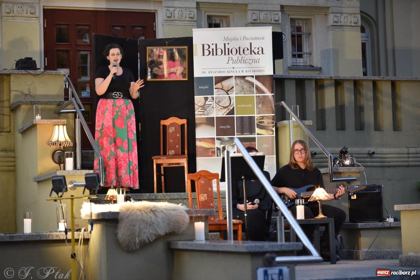 Zdjęcie w galerii na portalu naszraciborz.pl: Ah, kultura! Teatr Wodzisławskiej Ulicy na schodach raciborskiej książnicy wiadomości z regionu