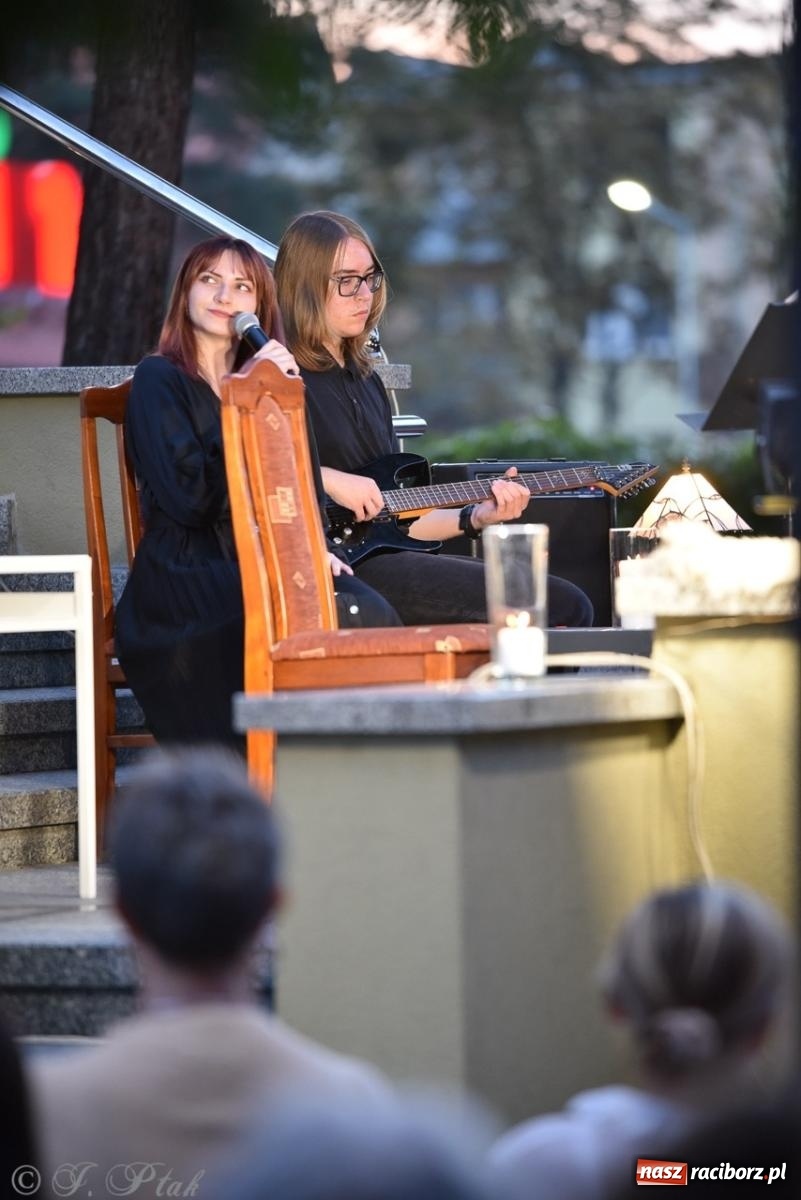 Zdjęcie w galerii na portalu naszraciborz.pl: Ah, kultura! Teatr Wodzisławskiej Ulicy na schodach raciborskiej książnicy wiadomości z regionu