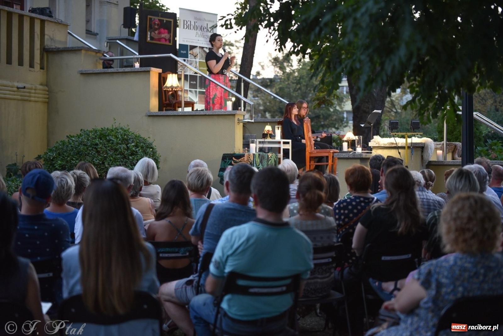 Zdjęcie w galerii na portalu naszraciborz.pl: Ah, kultura! Teatr Wodzisławskiej Ulicy na schodach raciborskiej książnicy wiadomości z regionu