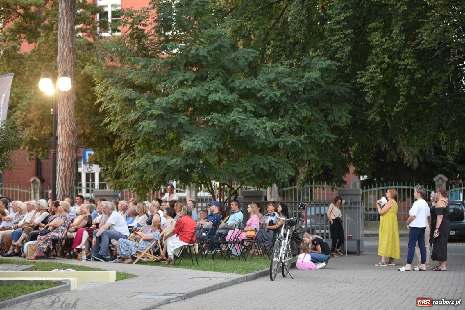 Zdjęcie w galerii na portalu naszraciborz.pl: Ah, kultura! Teatr Wodzisławskiej Ulicy na schodach raciborskiej książnicy wiadomości z regionu