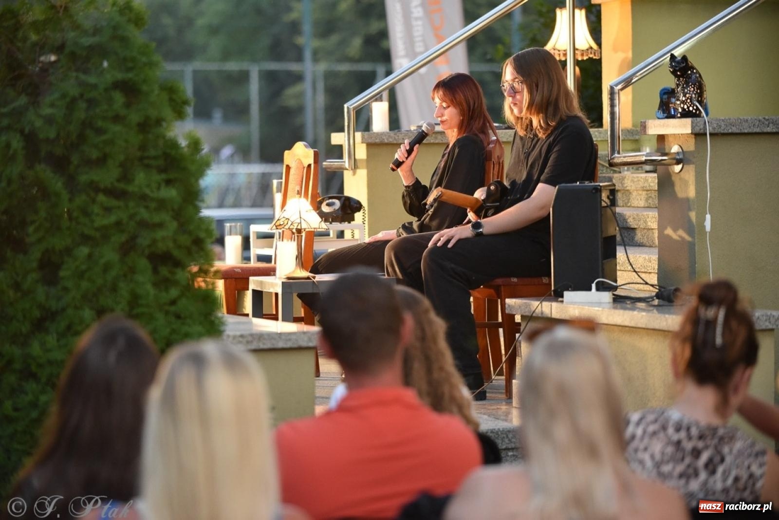 Zdjęcie w galerii na portalu naszraciborz.pl: Ah, kultura! Teatr Wodzisławskiej Ulicy na schodach raciborskiej książnicy wiadomości z regionu