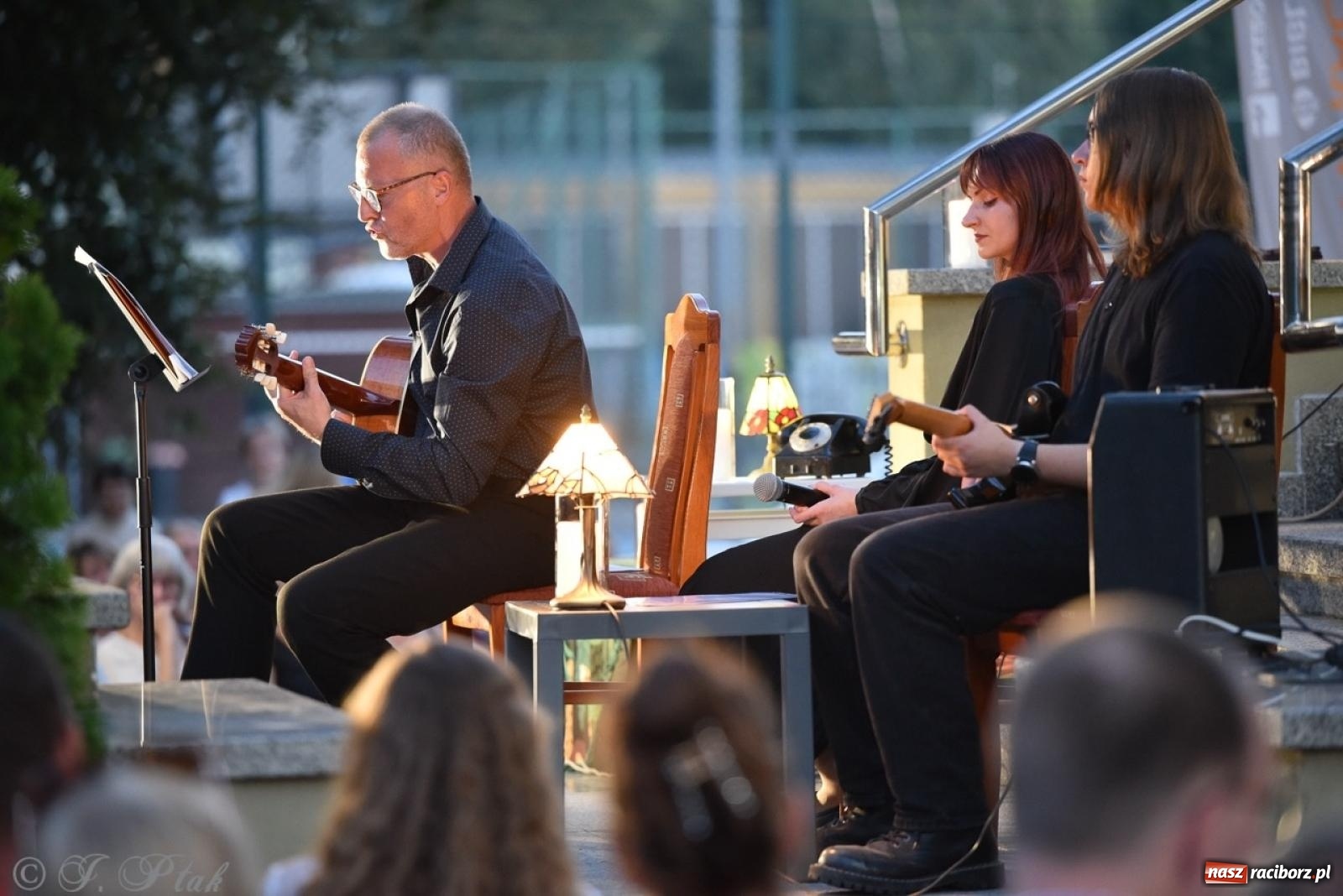 Zdjęcie w galerii na portalu naszraciborz.pl: Ah, kultura! Teatr Wodzisławskiej Ulicy na schodach raciborskiej książnicy wiadomości z regionu