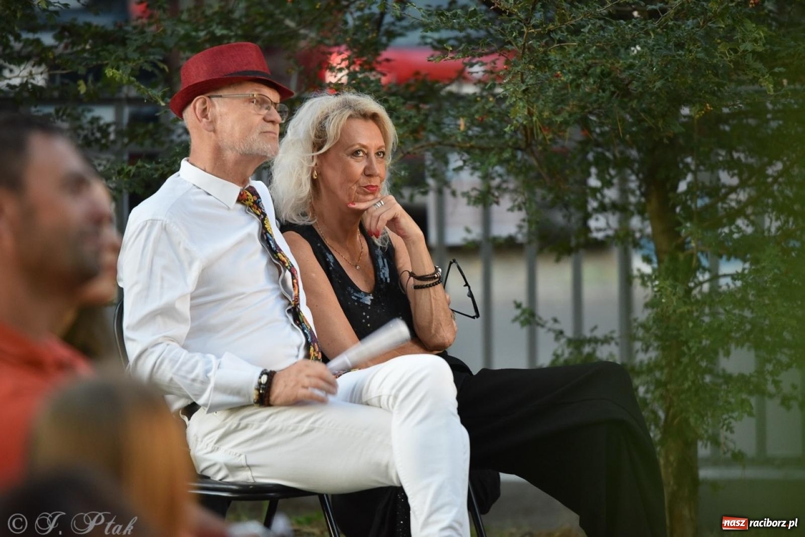 Zdjęcie w galerii na portalu naszraciborz.pl: Ah, kultura! Teatr Wodzisławskiej Ulicy na schodach raciborskiej książnicy wiadomości z regionu