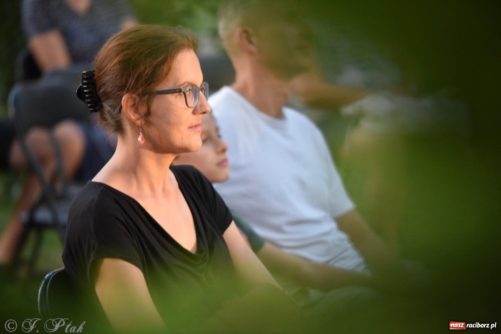 Zdjęcie w galerii na portalu naszraciborz.pl: Ah, kultura! Teatr Wodzisławskiej Ulicy na schodach raciborskiej książnicy wiadomości z regionu