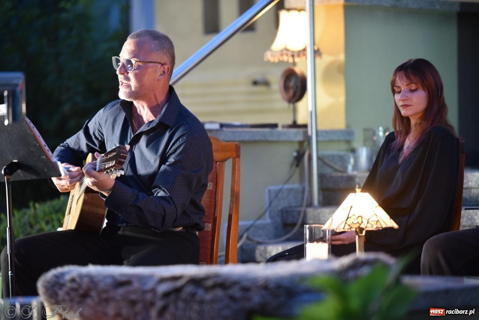 Zdjęcie w galerii na portalu naszraciborz.pl: Ah, kultura! Teatr Wodzisławskiej Ulicy na schodach raciborskiej książnicy wiadomości z regionu
