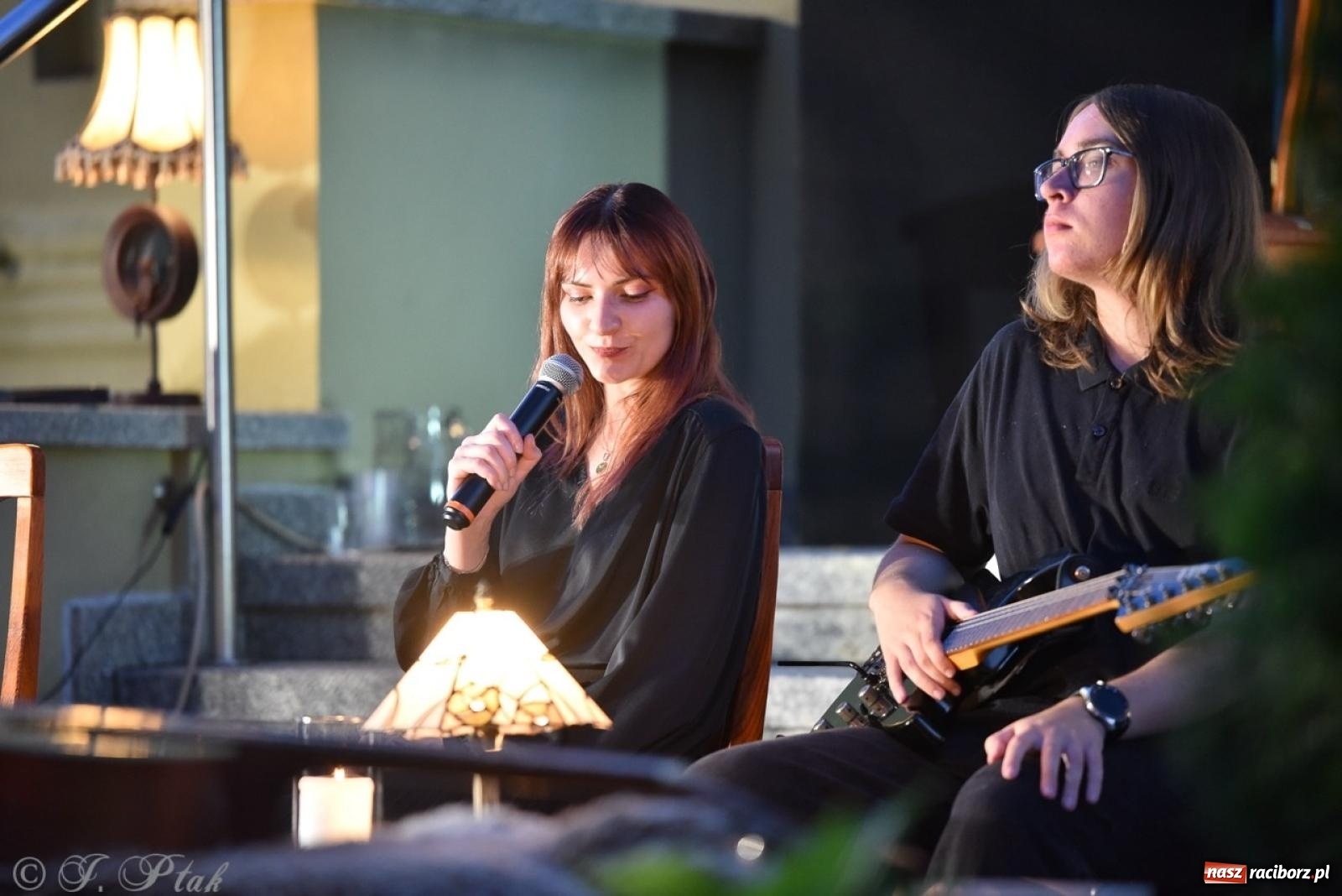 Zdjęcie w galerii na portalu naszraciborz.pl: Ah, kultura! Teatr Wodzisławskiej Ulicy na schodach raciborskiej książnicy wiadomości z regionu