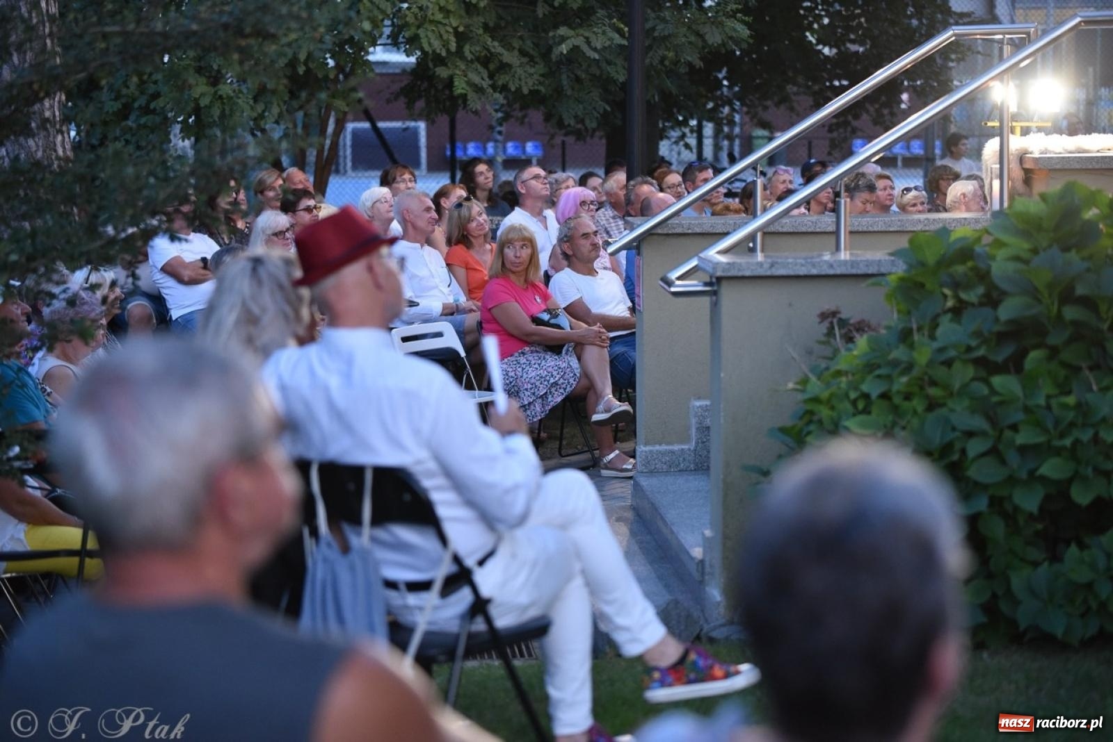 Zdjęcie w galerii na portalu naszraciborz.pl: Ah, kultura! Teatr Wodzisławskiej Ulicy na schodach raciborskiej książnicy wiadomości z regionu